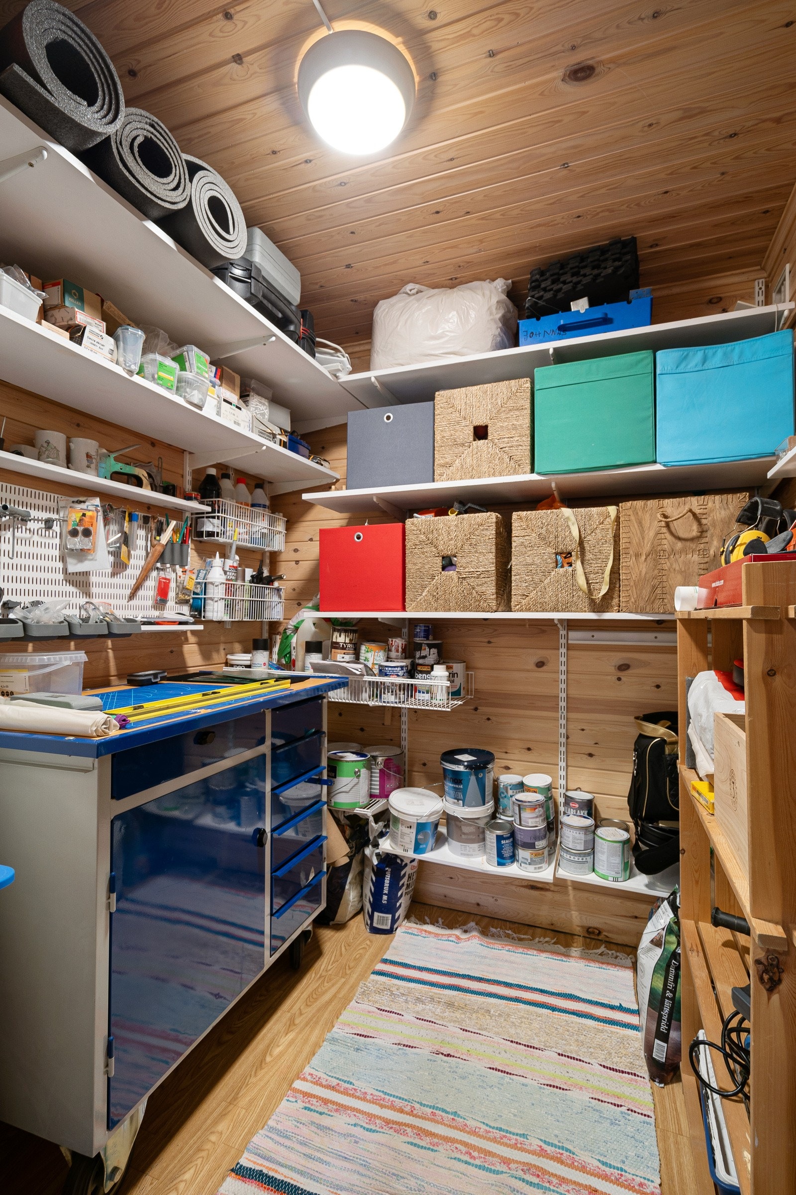 Boligen har svært god lagringsplass i flere boder. Galleribilde