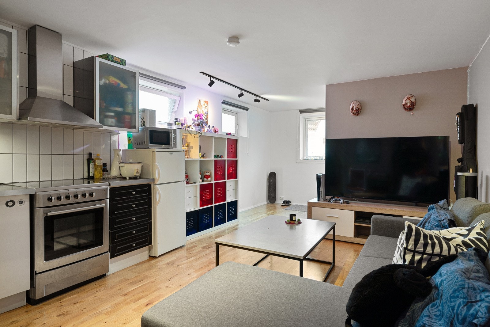 Stue/kjøkken i studioleilighet. Galleribilde