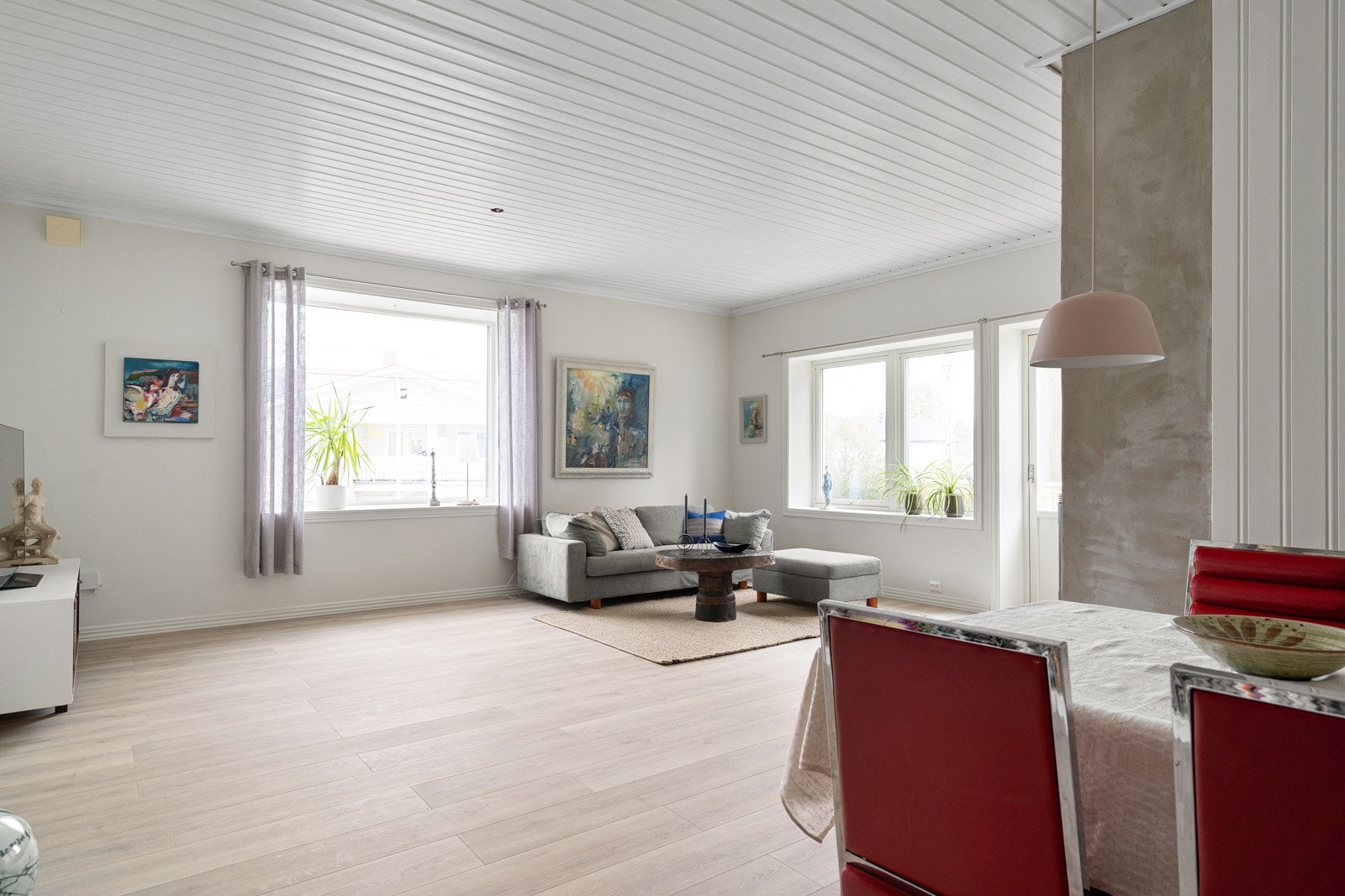 Stuen har store vindusflater og generøs takhøyde som gir en svært god romfølelse. Galleribilde