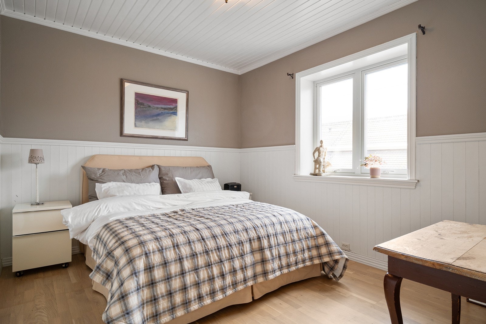 Boligen har fire romslige soverom, hvorav ett ligger i 1. etasje og tre i loftsetasjen. Galleribilde