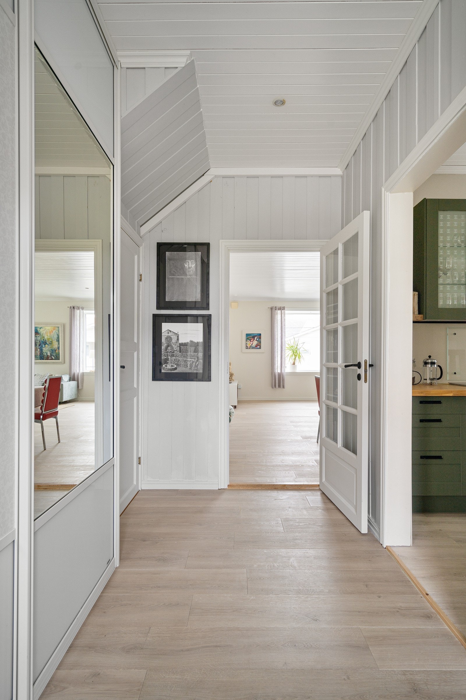 Boligen har et gjennomgående tradisjonelt preg, med flotte farge- og materialvalg. Galleribilde