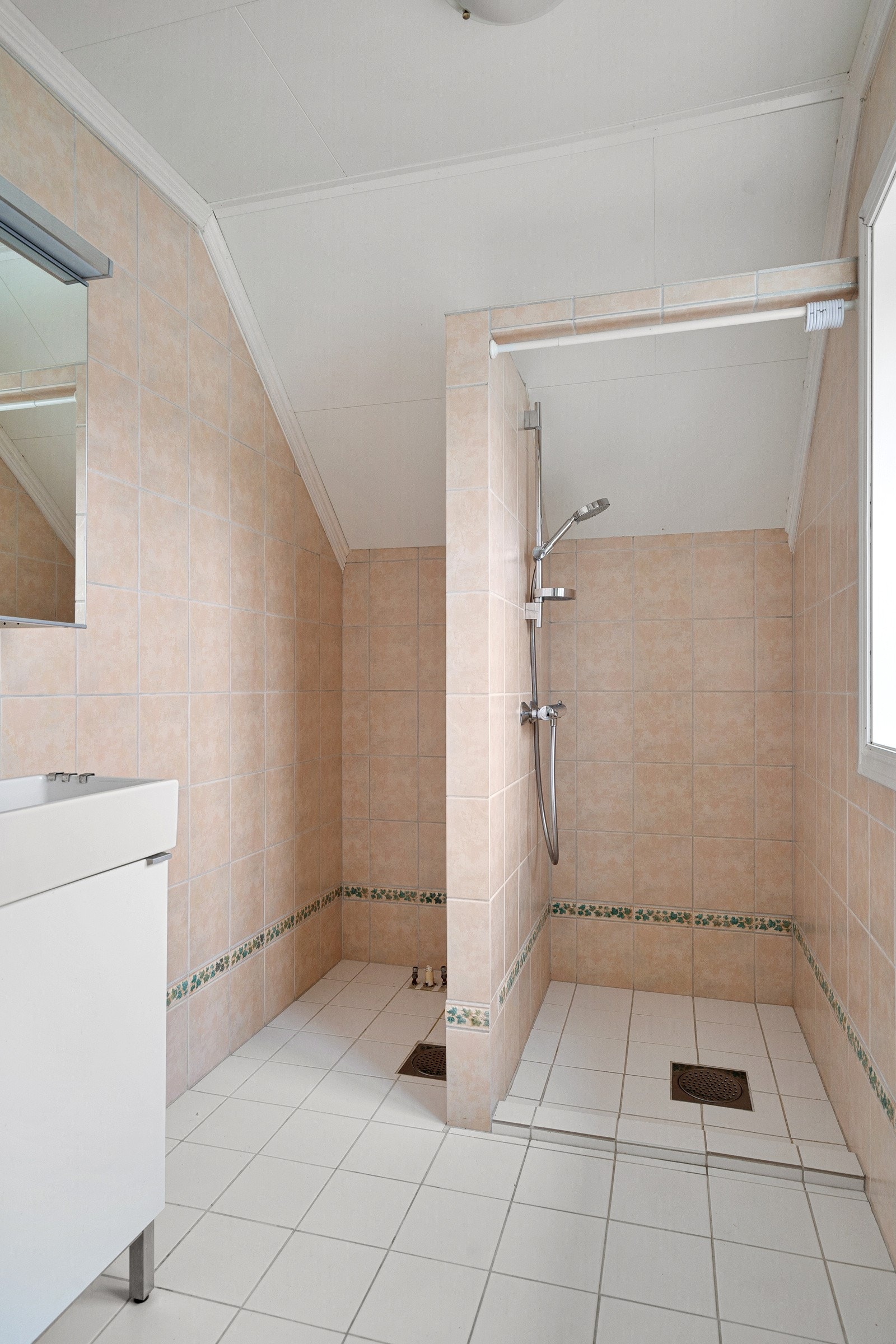 Bad på loft i tilknytning til soverom. Galleribilde