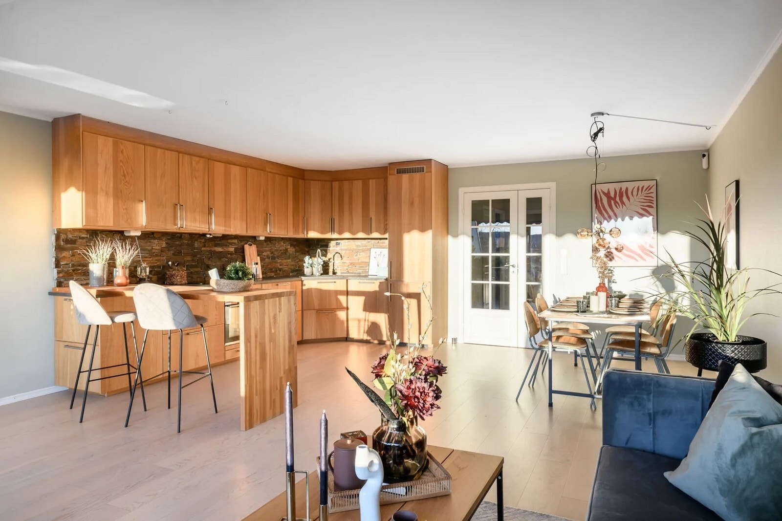 Stilren og åpen stue/kjøkken. Galleribilde