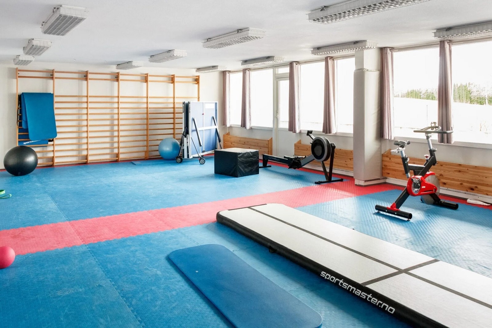 Felles trening og aktivitetsrom, tennisbaner og allrom. Galleribilde