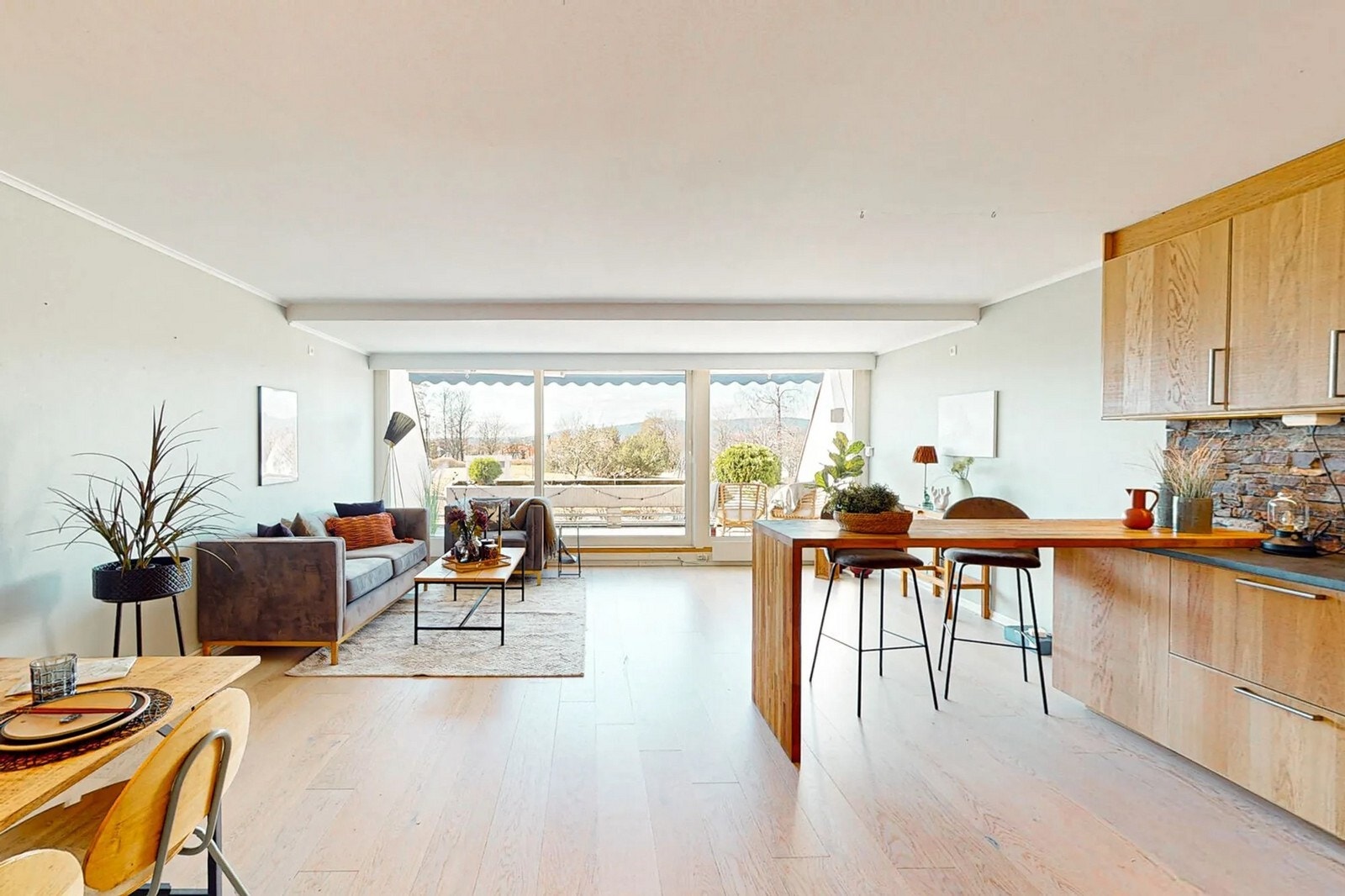 Lys og tiltalende leilighet med hyggelig utsyn og terrasse. Galleribilde