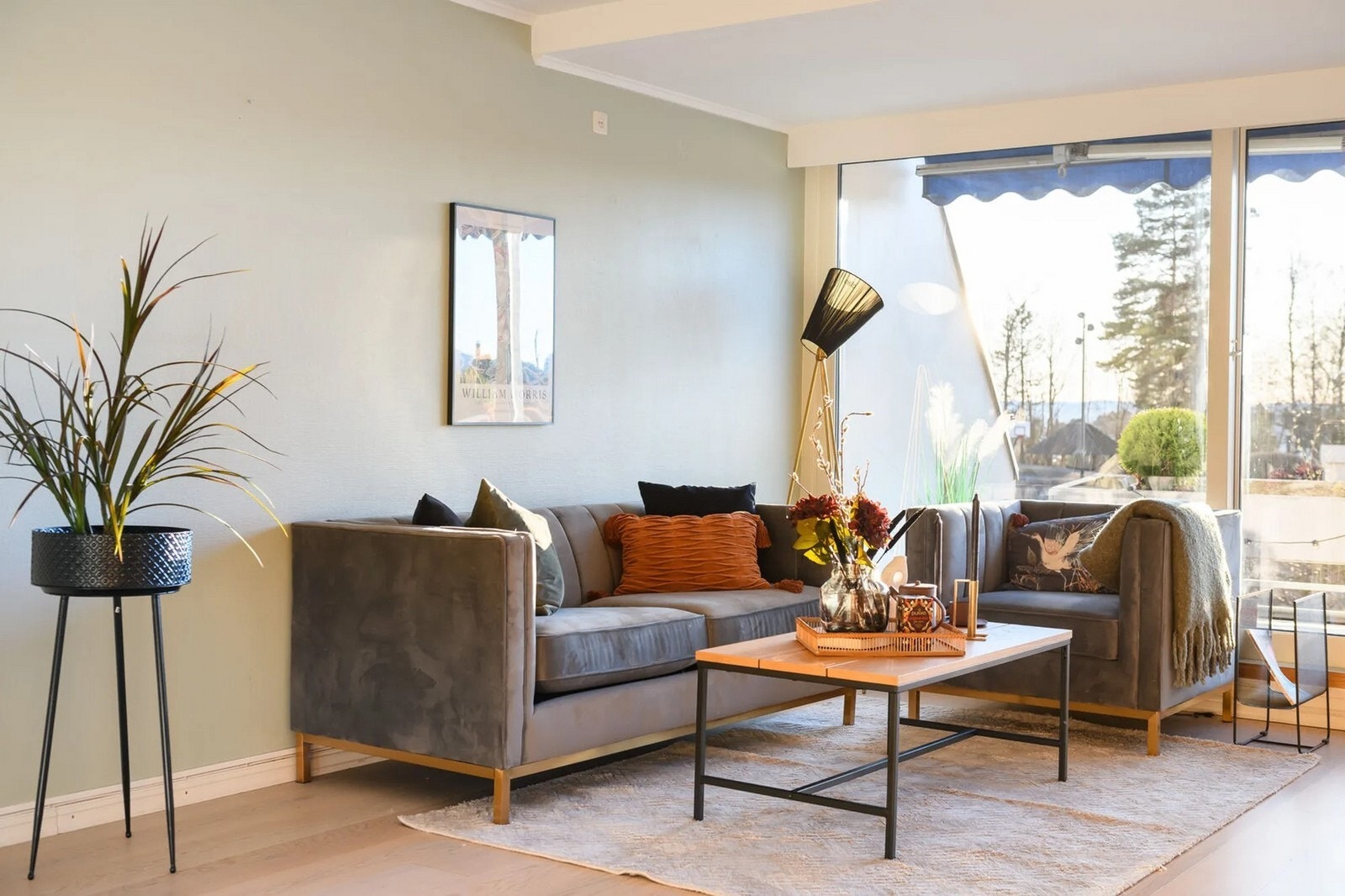 Lys og romslig stue/kjøkken. Galleribilde