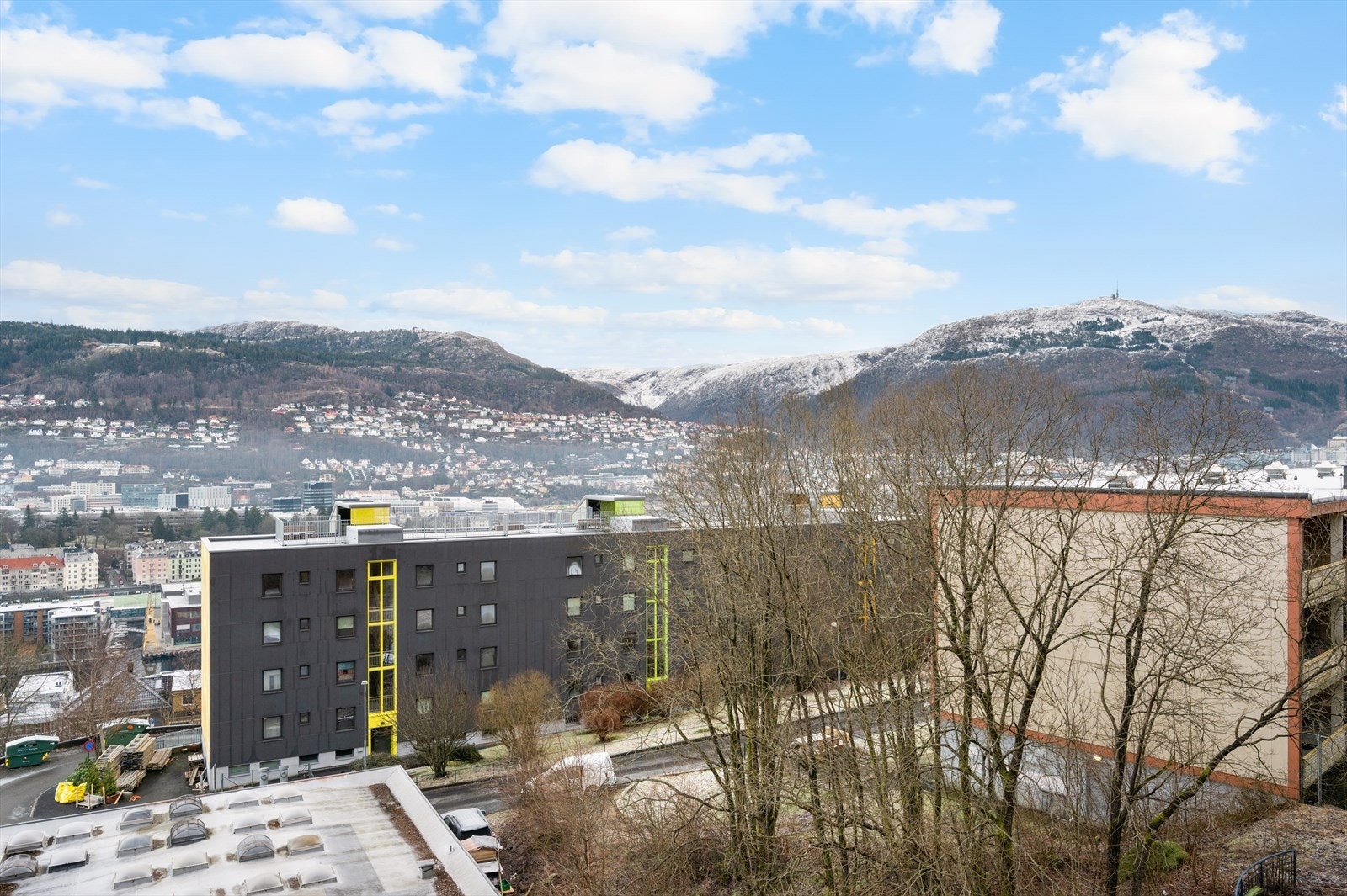 Flott utsikt mot Fløyen og Ulriken Galleribilde