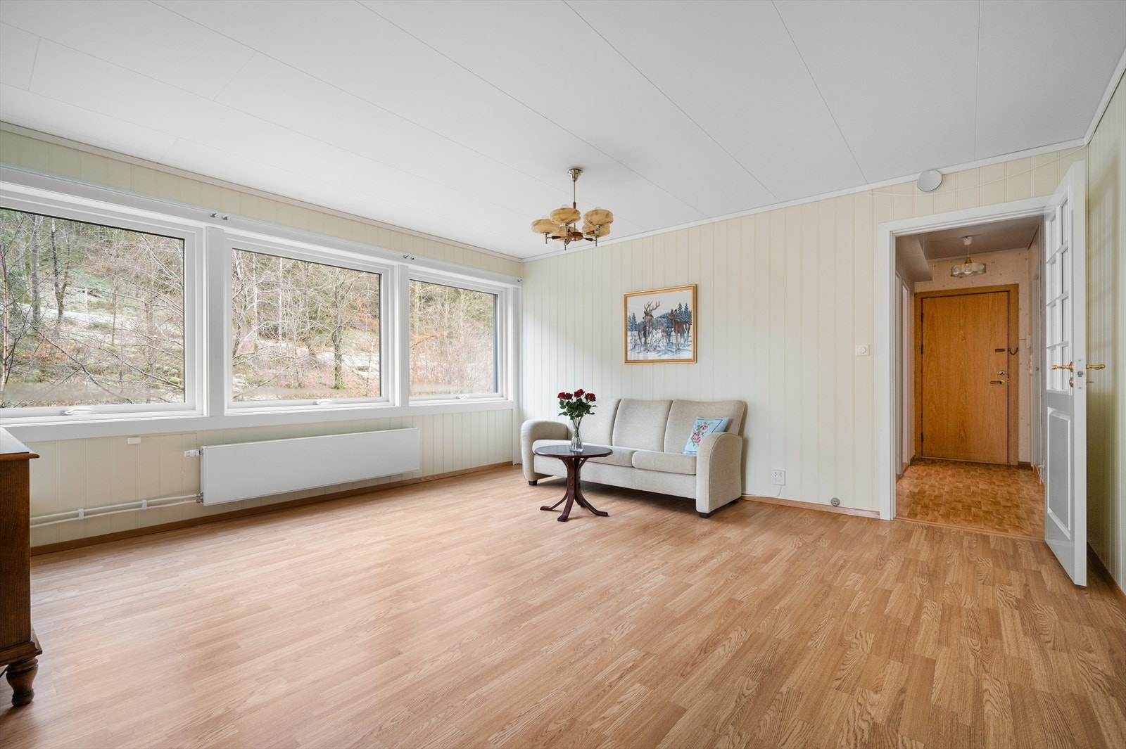 Stuen er målt til 21m² og har rikelig med plass til en komfortabel sofagruppe, perfekt for avslappende stunder. Galleribilde