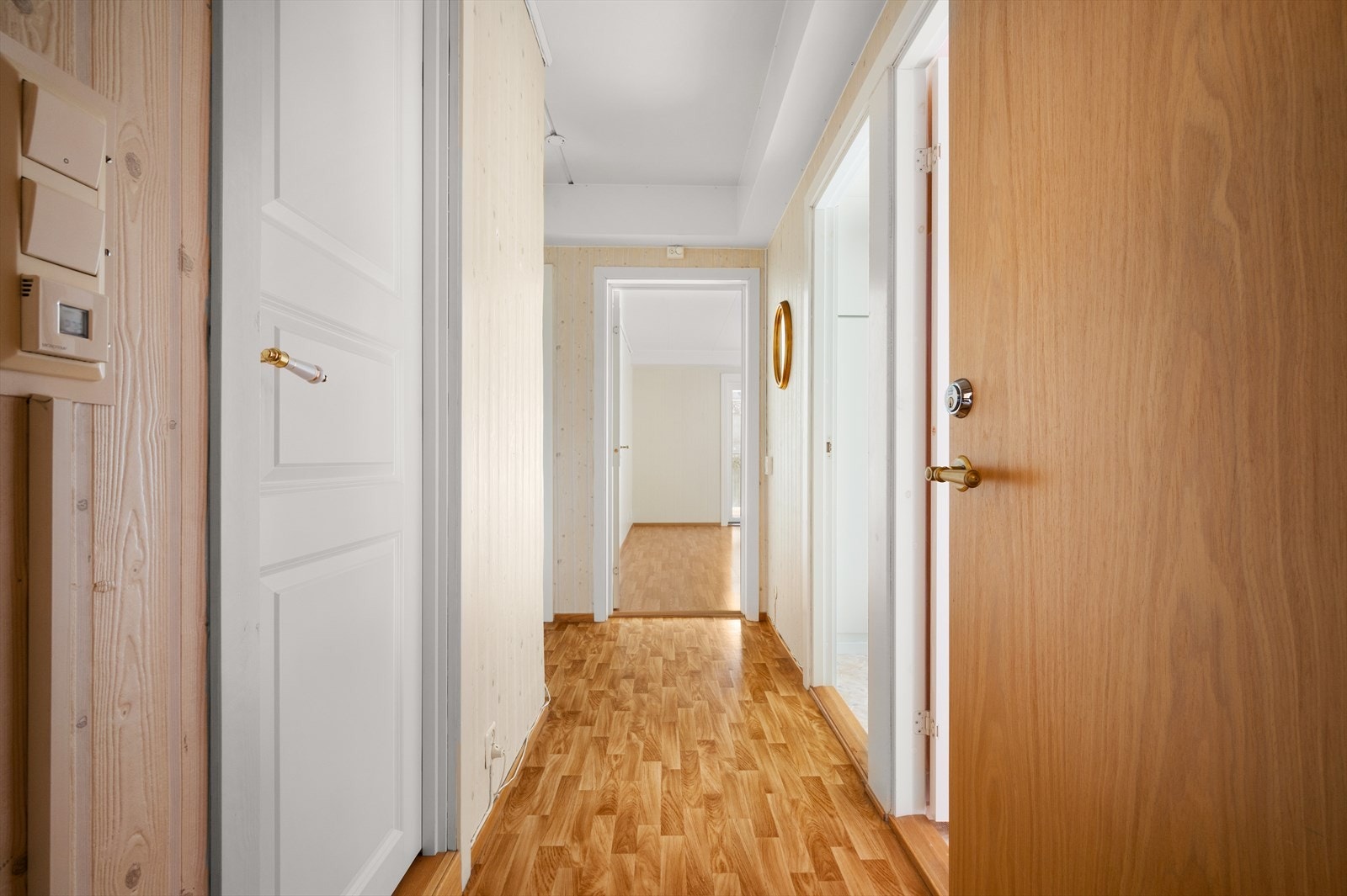 Velkommen inn! Vi møtes av en lys entre. Det er det garderobeskap og plass til knagger for å henge opp yttertøy. Galleribilde