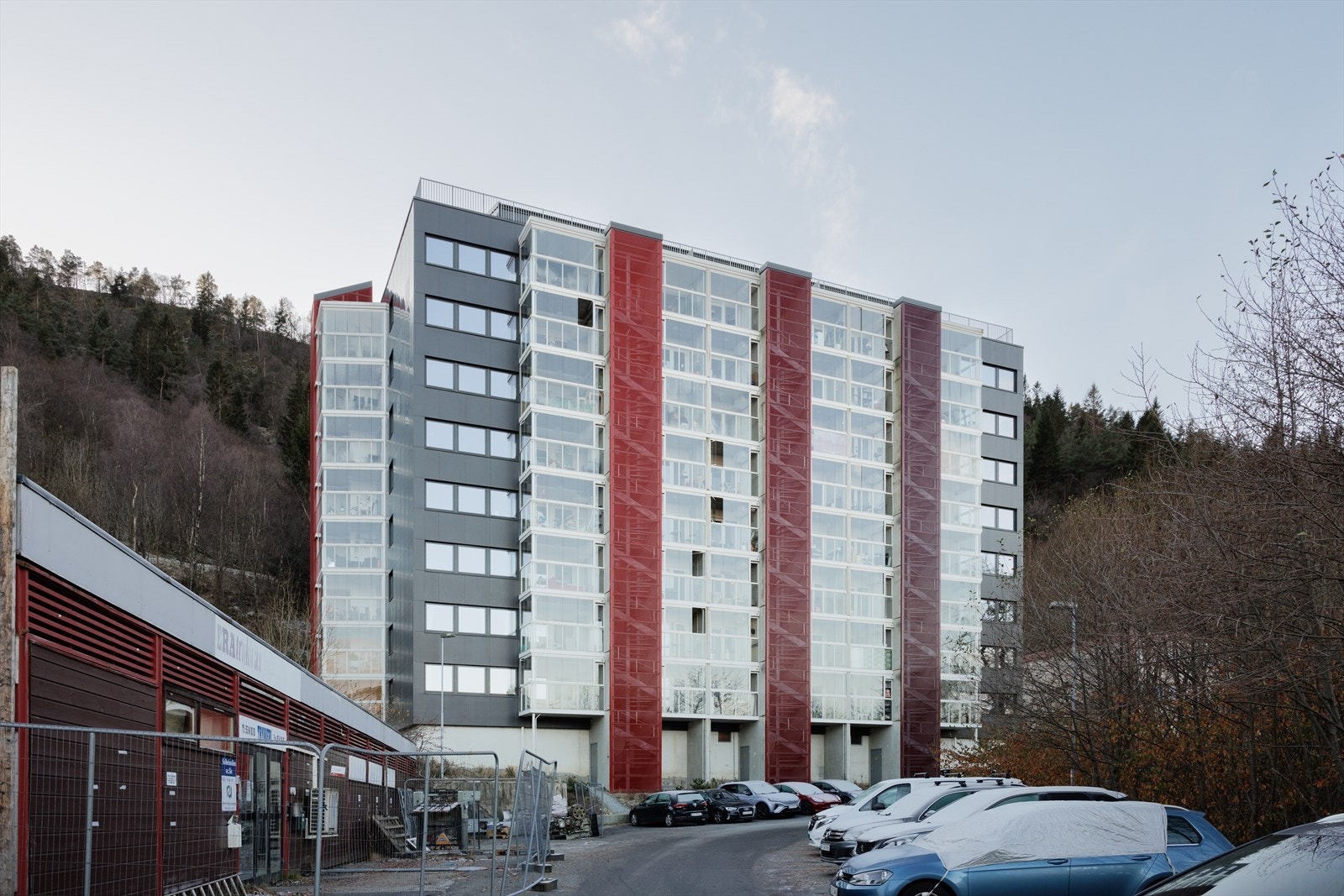 En pen 3-roms leilighet med en praktisk planløsning og romslige rom. Leiligheten har en sentral beliggenhet på gyldenpris med kort vei til skoler, barnehager, bussholdeplass og "alt" av servicetilbud. Galleribilde