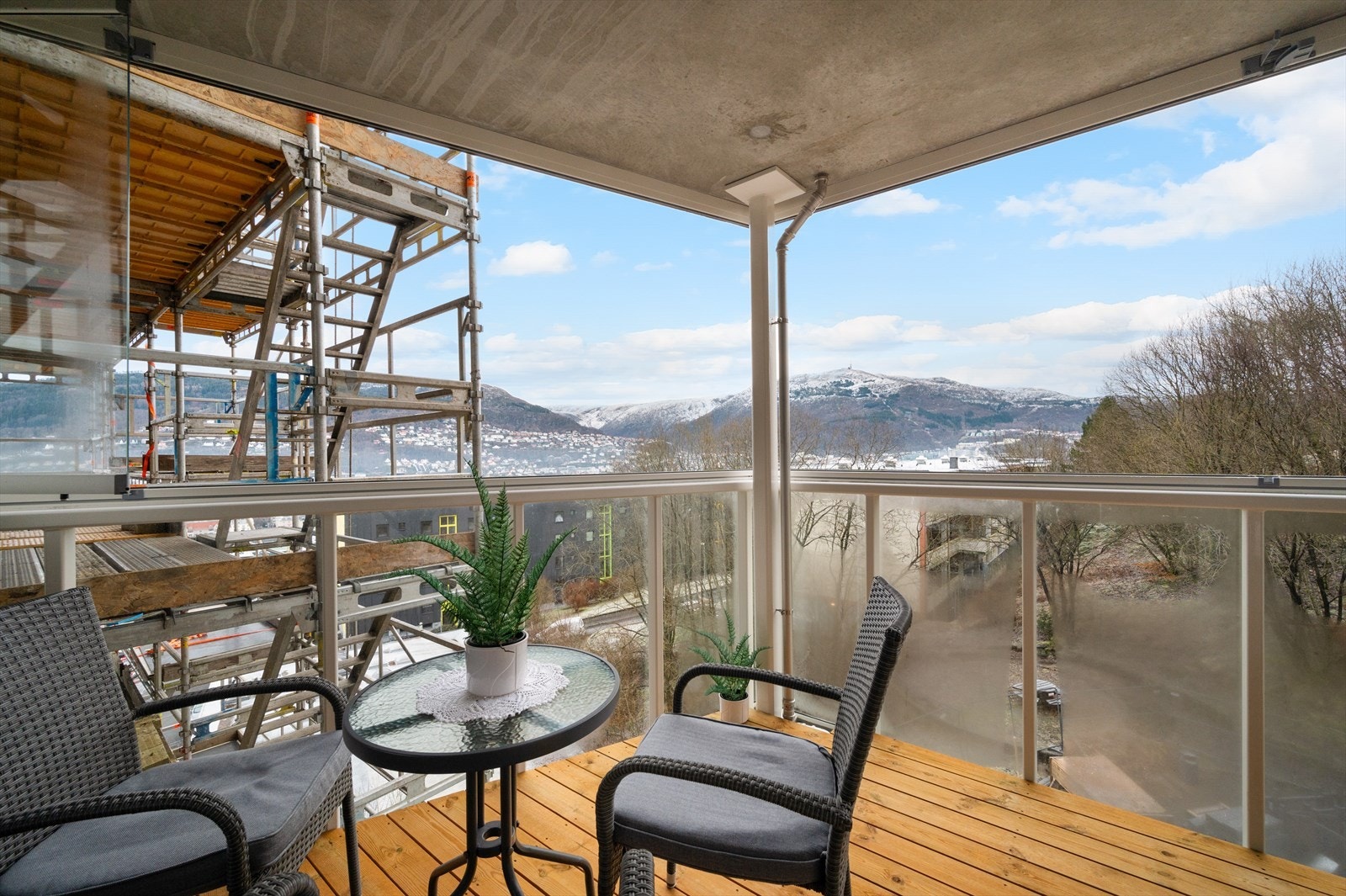 Fra stuen er det utgang til en innbydende innglasset balkong på 10 m² Galleribilde