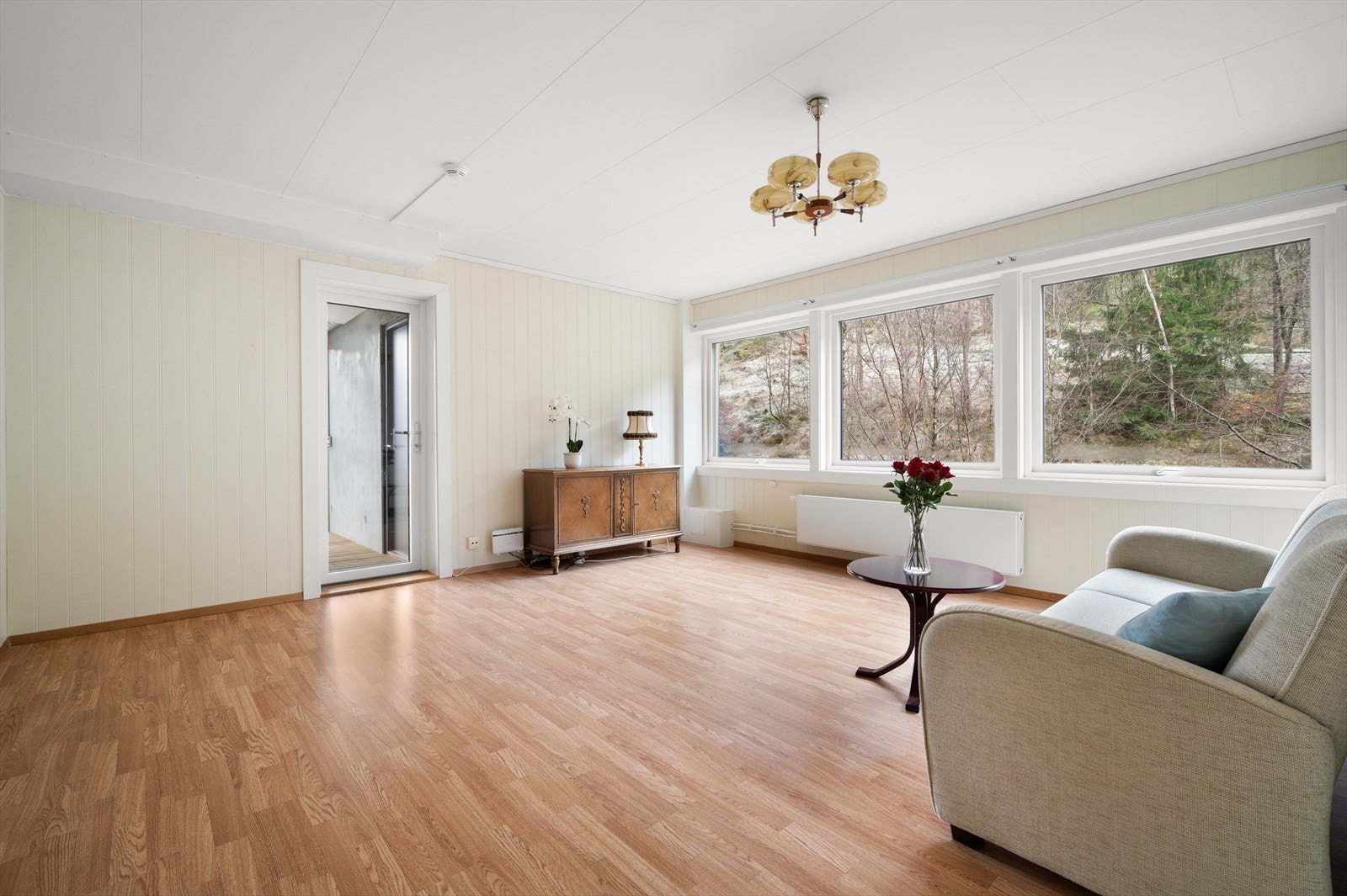 Vi beveger oss videre til hjertet av boligen, nemlig stuen. Galleribilde