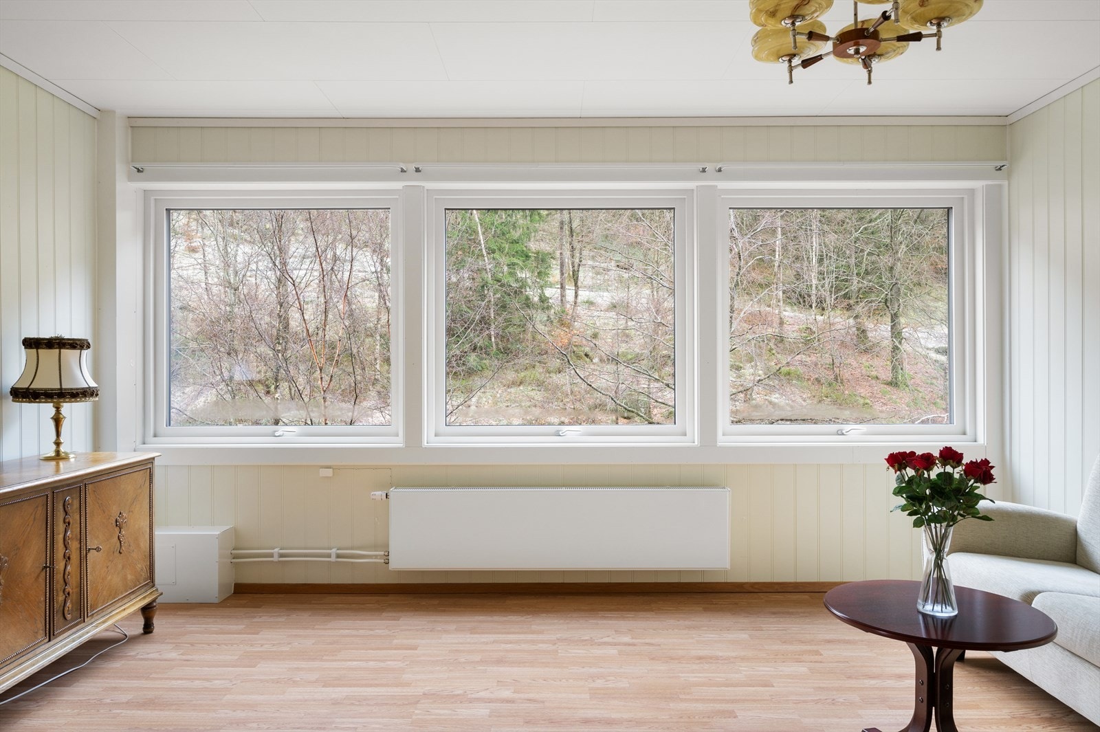 Store vindusflater slipper inn rikelig med naturlig lys, noe som skaper et lyst og trivelig innemiljø. Galleribilde