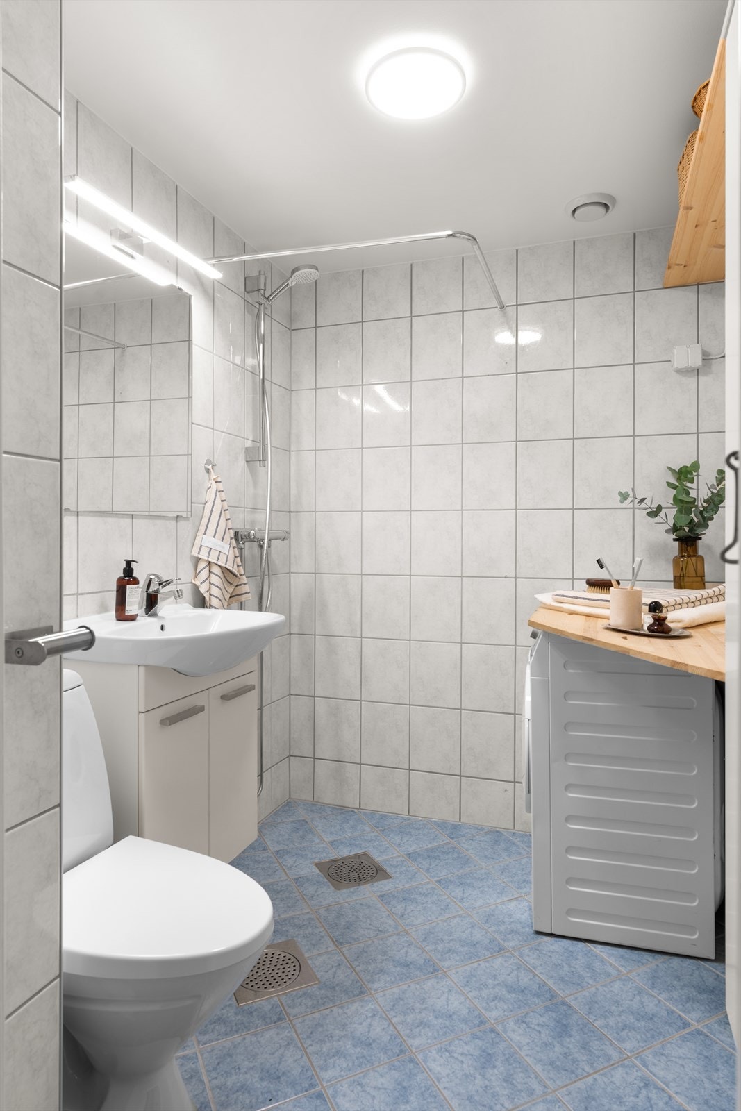 Stilrent, flislagt baderom med vannbåren varme i gulv og lys i himling. Baderommet ble rehabilitert i regi av borettslaget i 2003, soilrør/sluk ble byttet i den forbindelse. Galleribilde