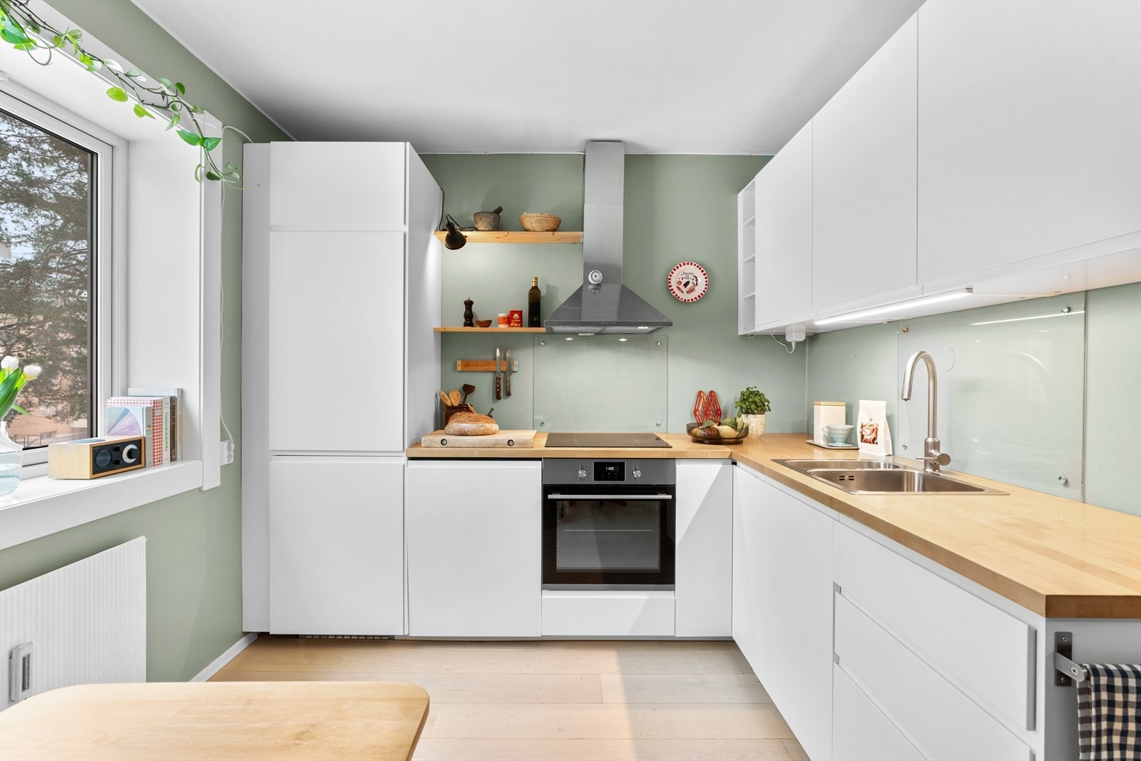 Stilrent og flott kjøkken ligger adskilt med adkomst fra gangen. Galleribilde