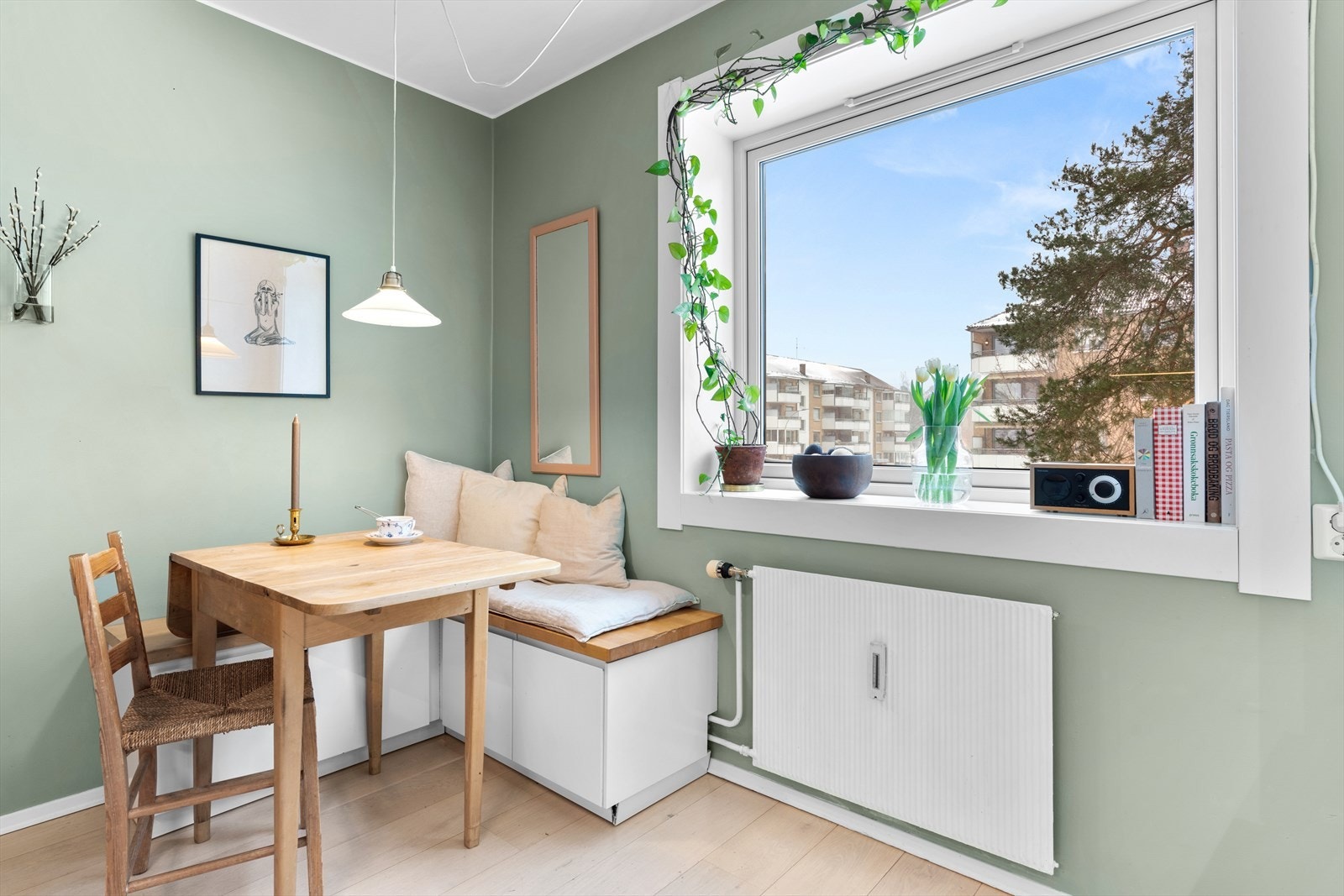 Kjøkkenet har plass til hyggelig spiseplass ved vinduet, til de enkle måltidene. Galleribilde