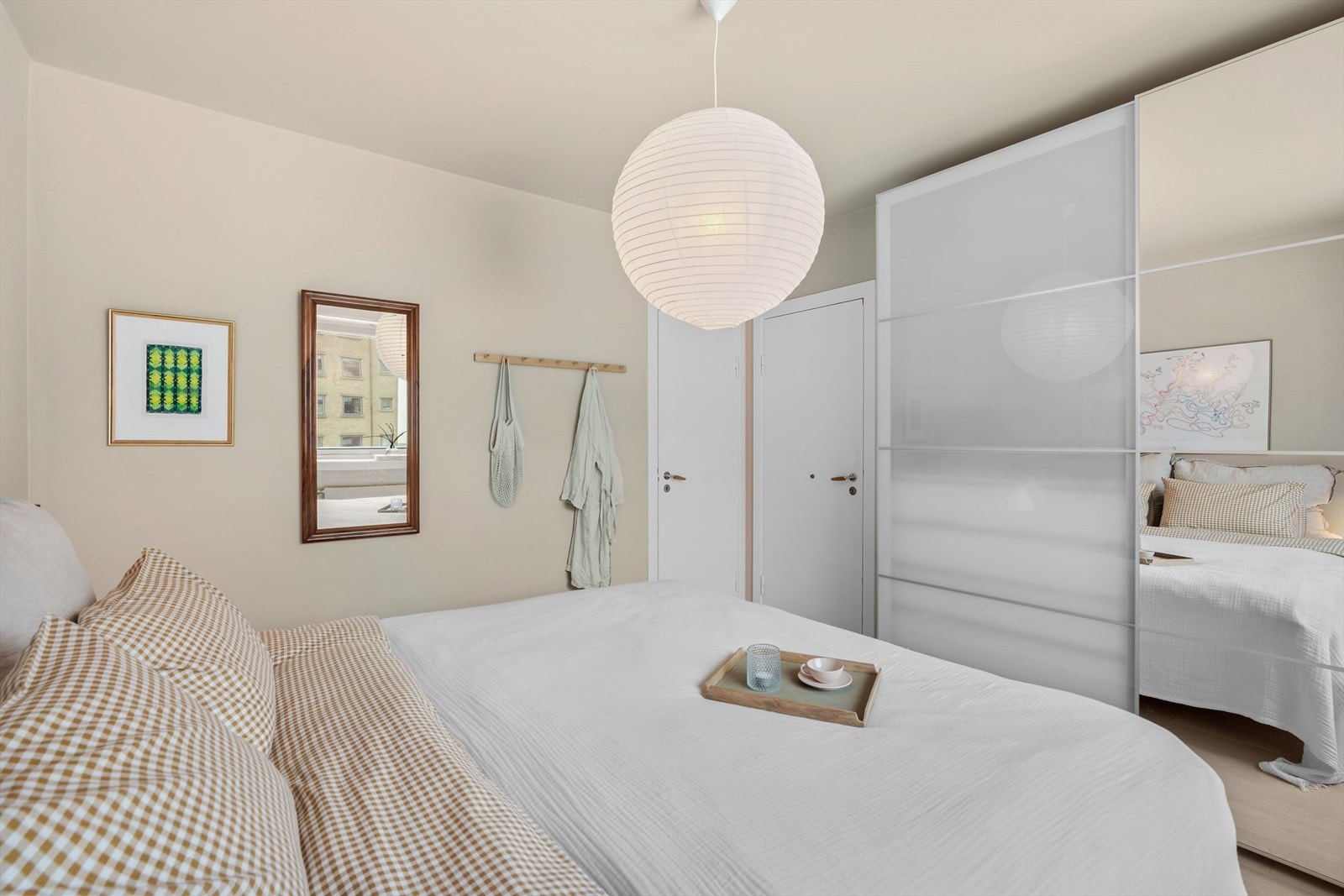 Her har du god plass til ønsket garderobeløsning. Galleribilde