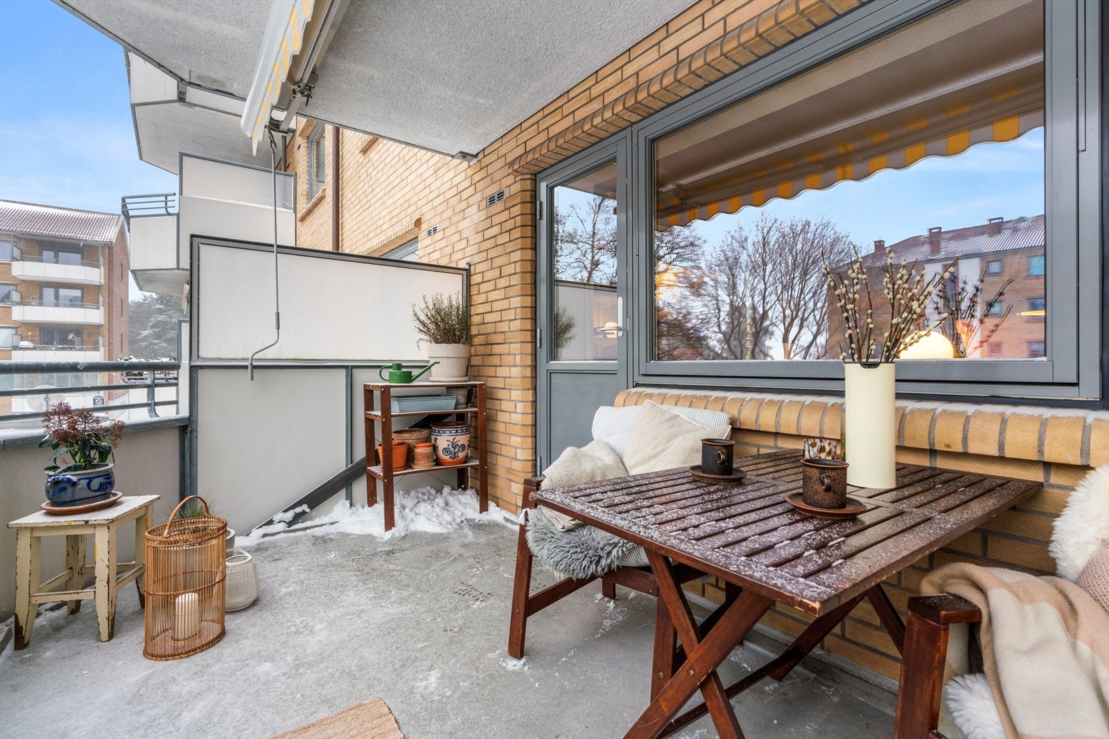 Her har du plass til utemøblement, grill og beplanting. Balkongen oppleves som et ekstra bruksrom på varme og solfylte sommerdager. Galleribilde