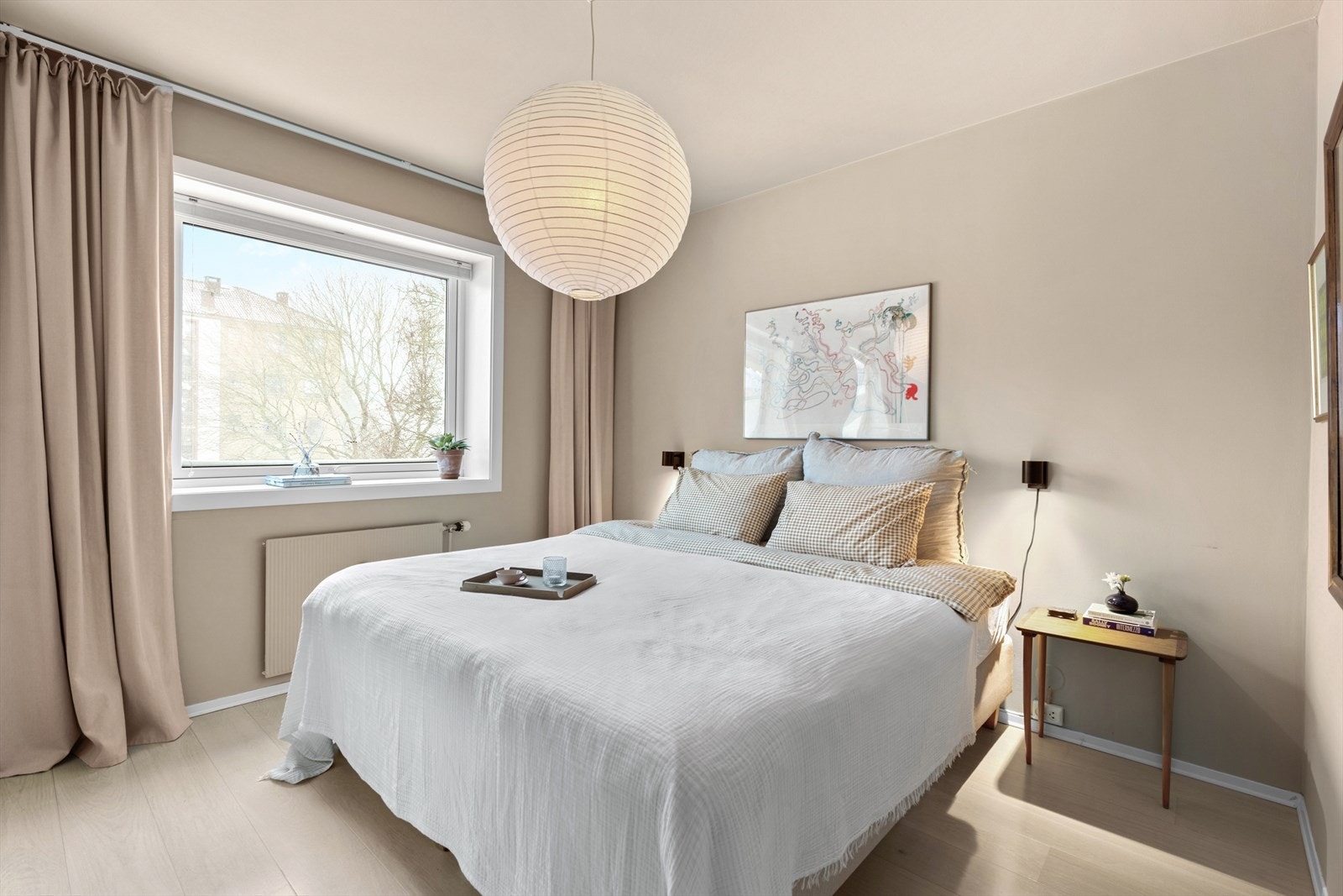 Hovedsoverommet har god plass til stor seng og tilhørende nattbord. Galleribilde