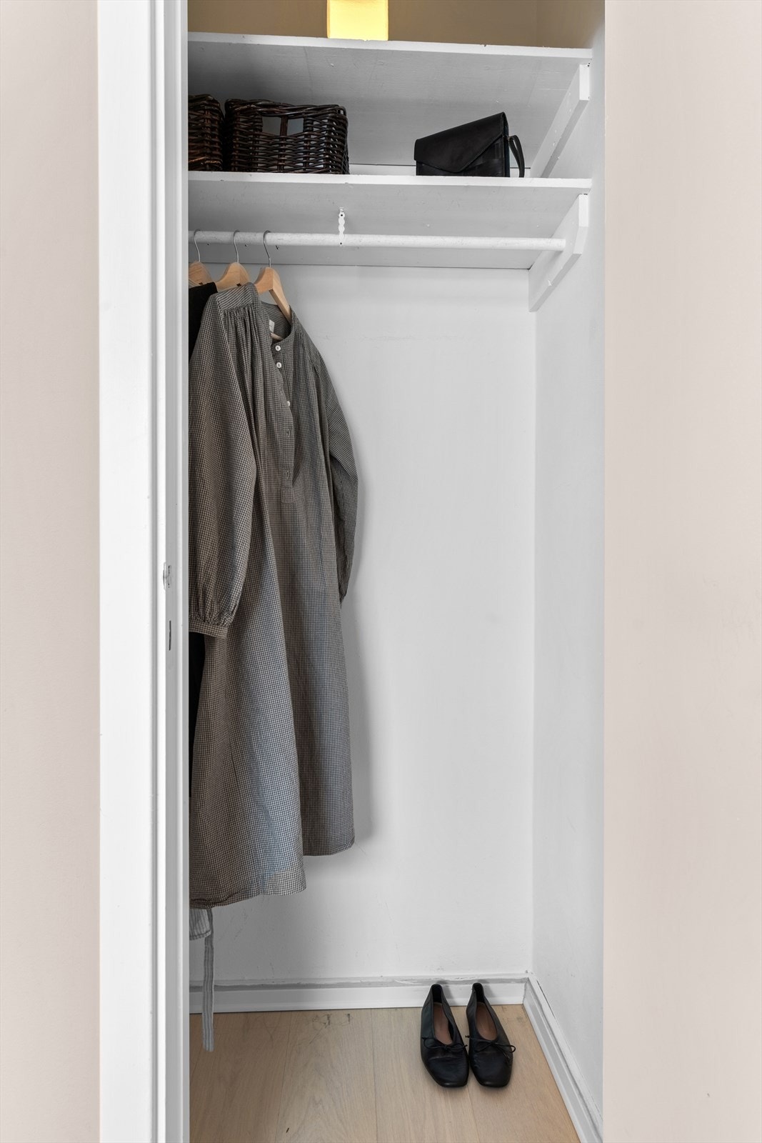 "Walk-in"-løsning på hovedsoverommet. Galleribilde