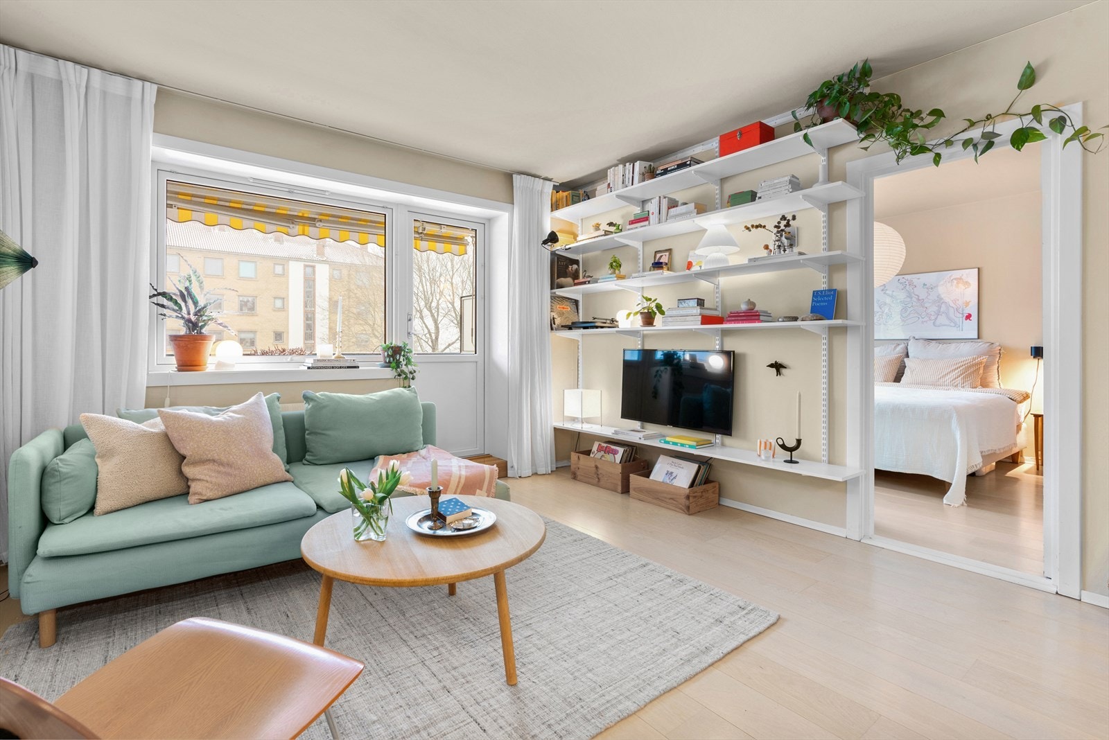 Dette er en romslig og gjennomgående 3-roms med fin standard og meget god planløsning. Galleribilde