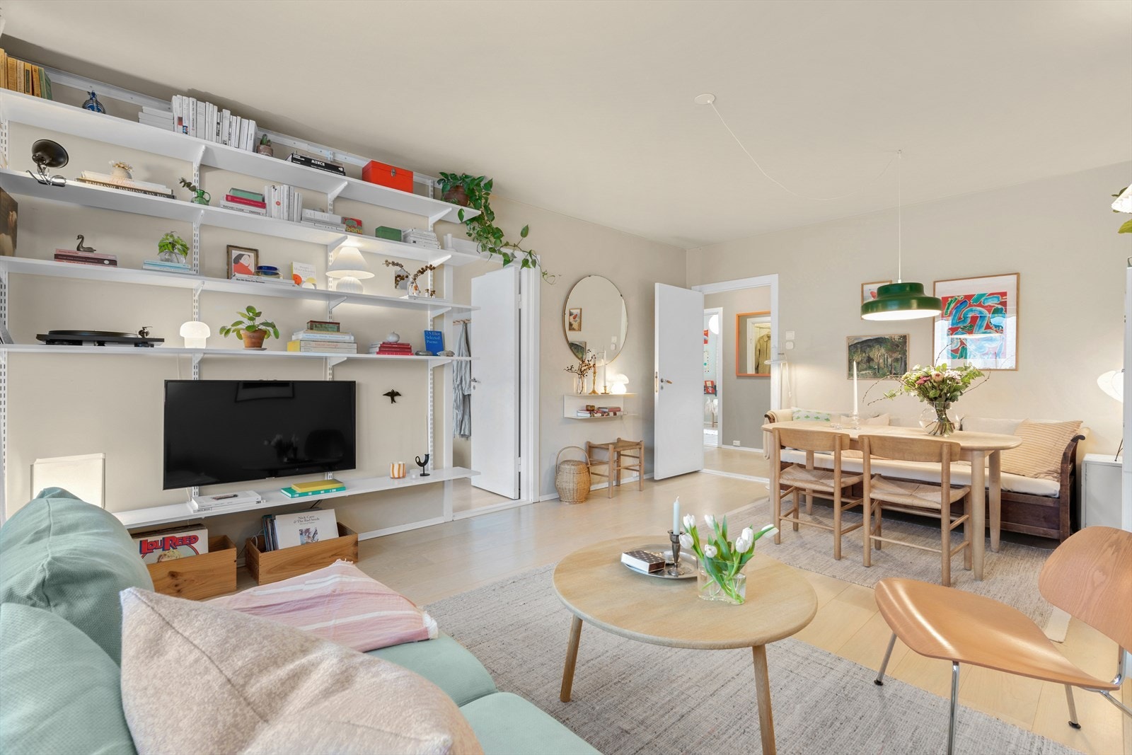 Stuen er av god størrelse, med god plass til både salong og spisestue. Galleribilde