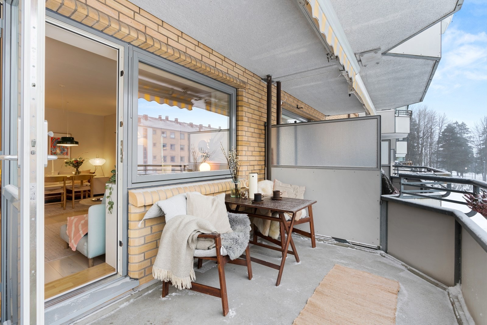 Utgang fra stuen til en solrik og vestvendt balkong på hele 9 kvm med ettermiddags- og kveldssol. Galleribilde