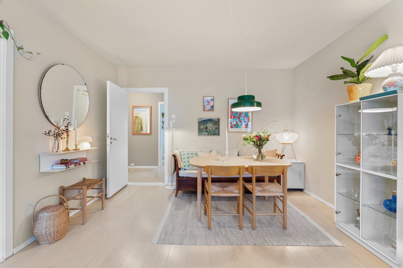 Boligens oppvarming består av vannbåren sentralvarme via radiatorer. Galleribilde