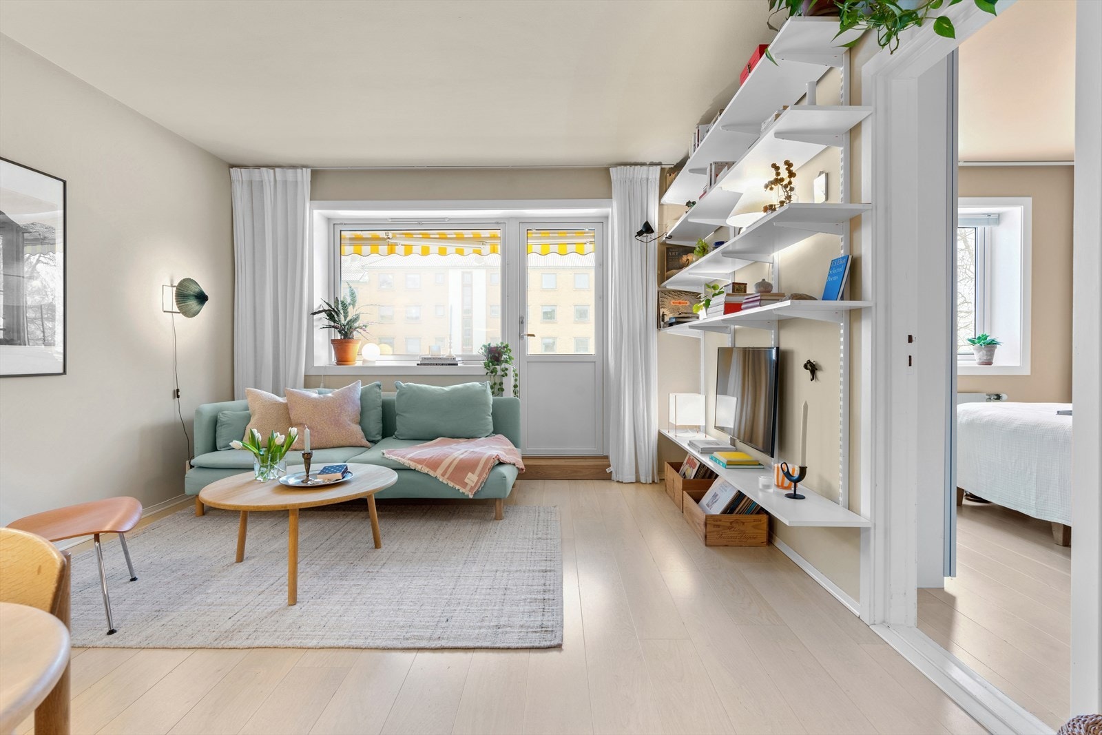 Vinduer og balkongdør er datert 2014. Galleribilde