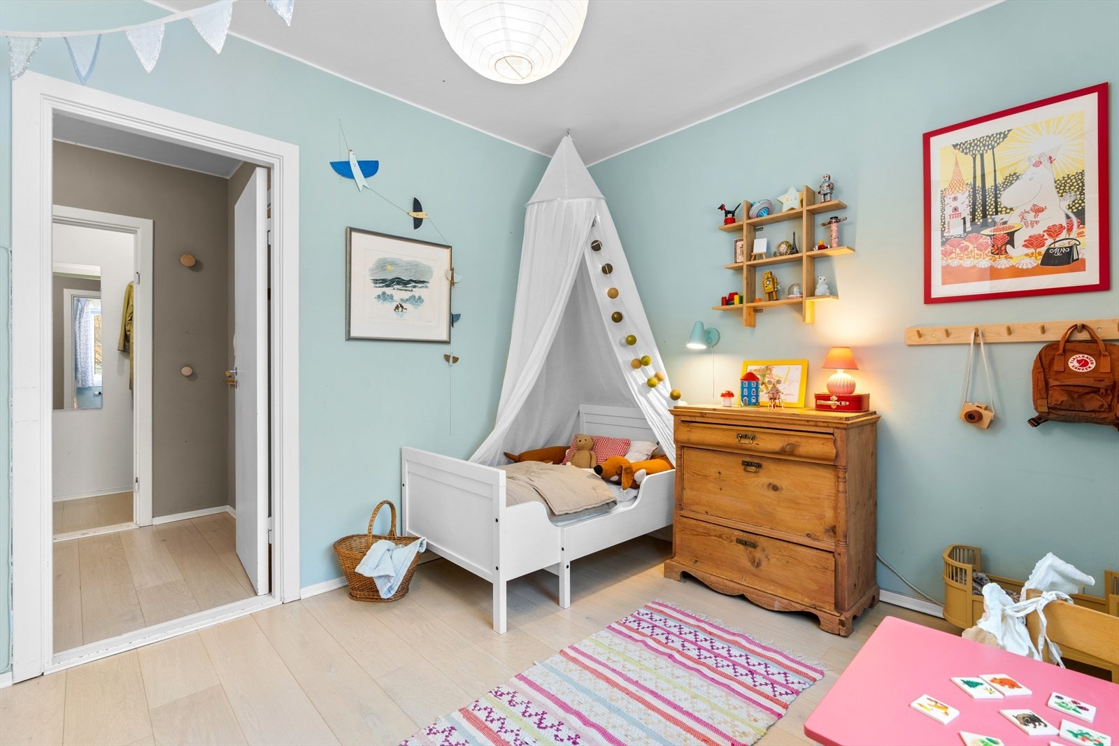 Benytt gjerne det ekstra soverommet som barnerom, gjesterom eller kontor. Galleribilde