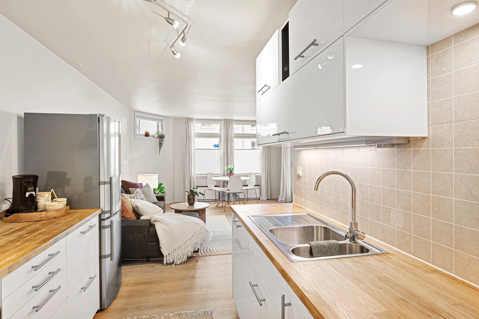 Delvis adskilt fra stuen som gir boligen flere gode soner. Galleribilde