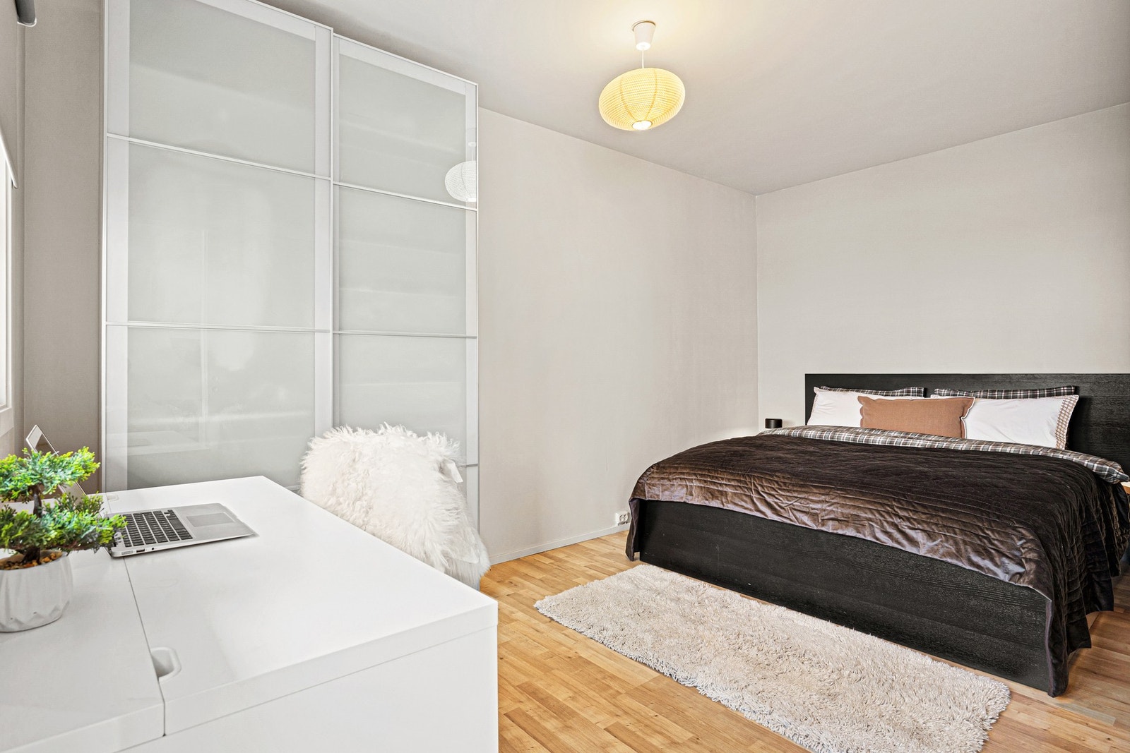 Romslig soverom på over 13 kvm. God plass til stor seng. Galleribilde