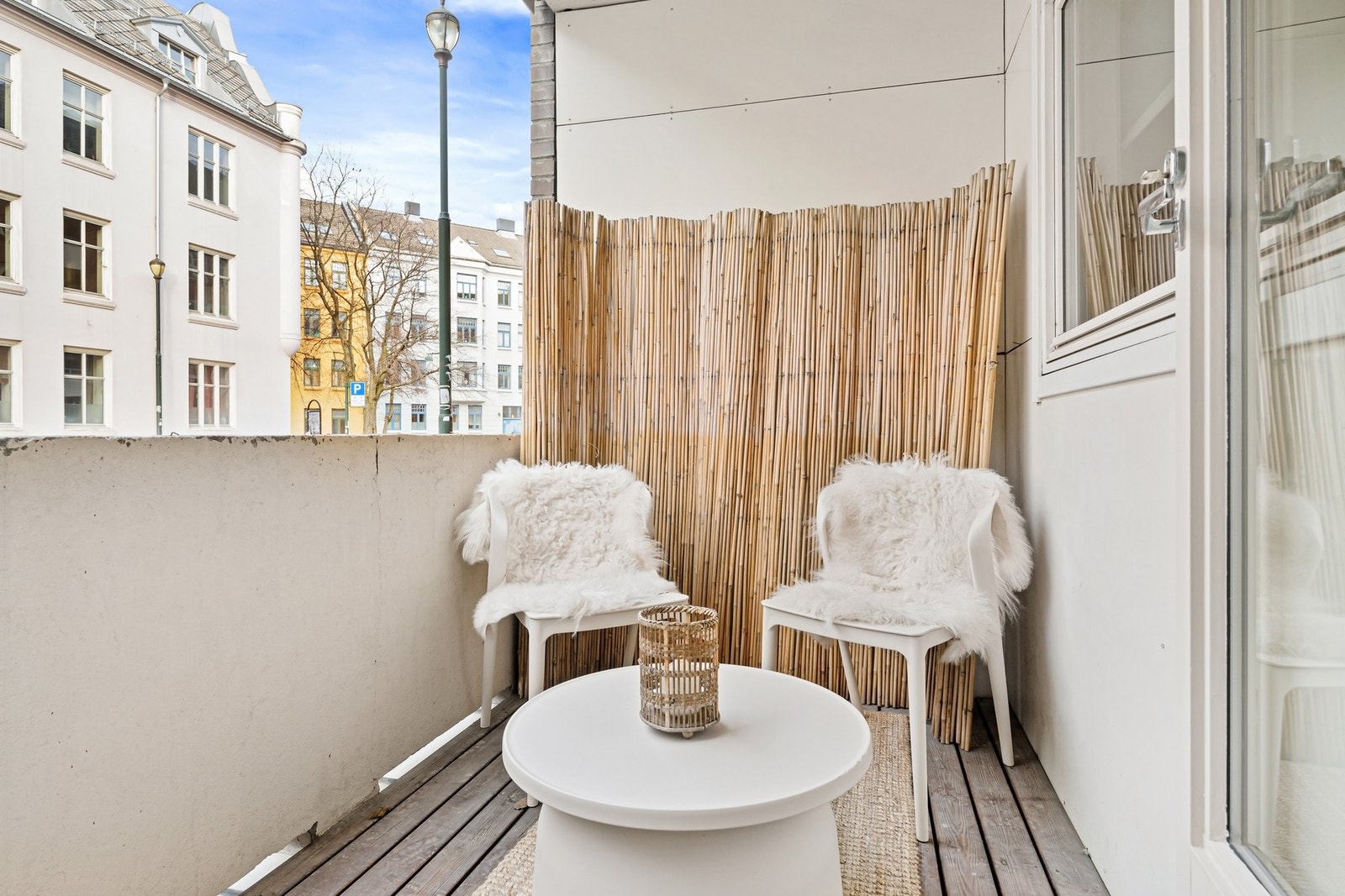 Koselig balkong på 4,1 kvm, med god plass til utemøblementer. Galleribilde