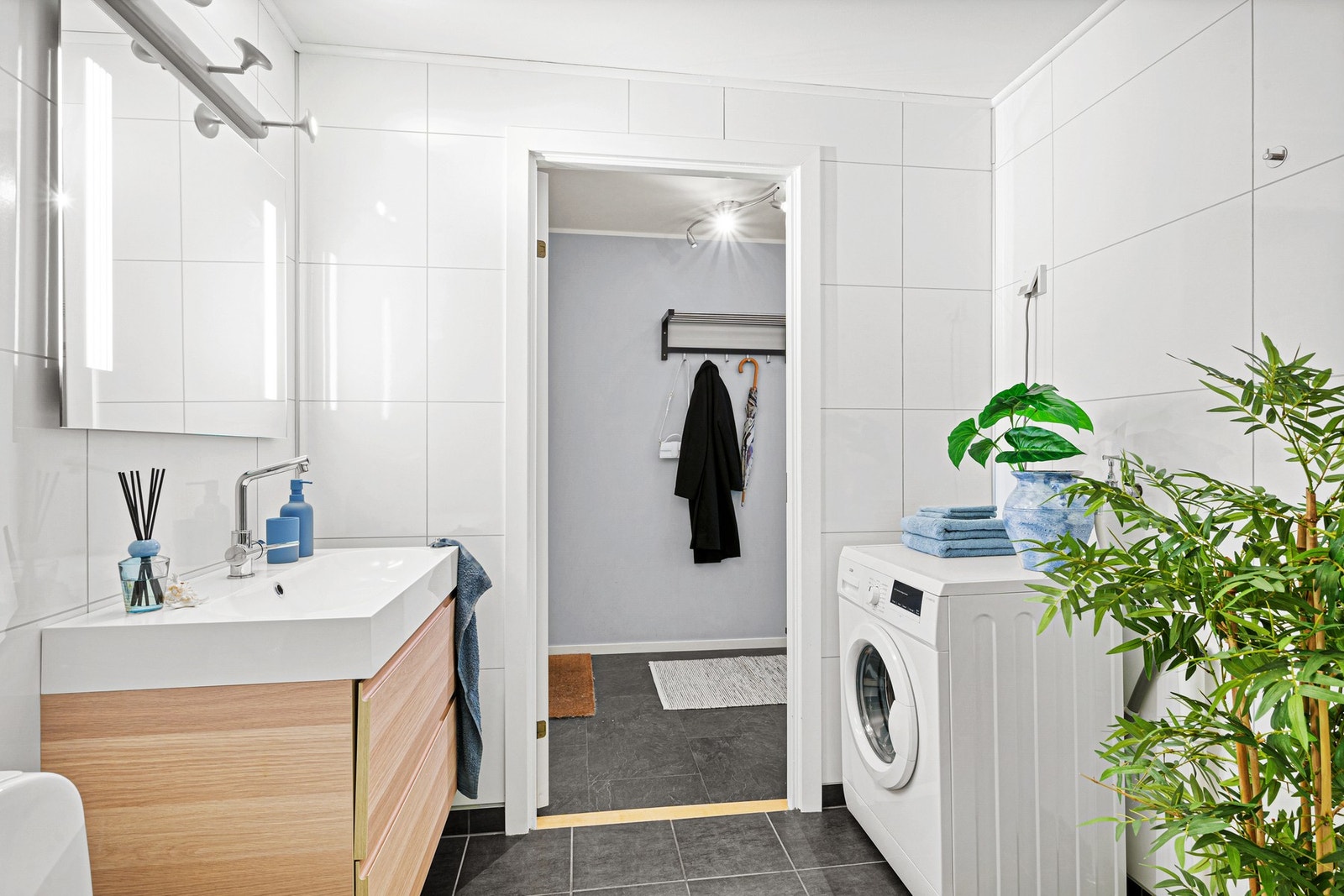 Rommet har elektriske varmekabler, og opplegg for vaskemaskin. Galleribilde