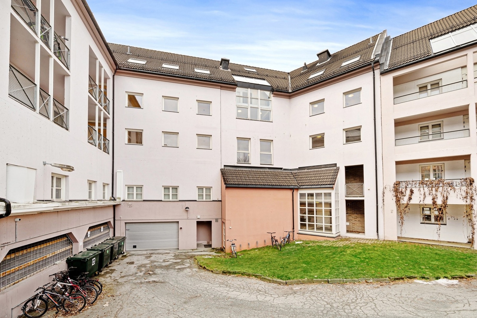 Det kan søkes om parkering i garasjekjeller. Soneparkering i området. Galleribilde