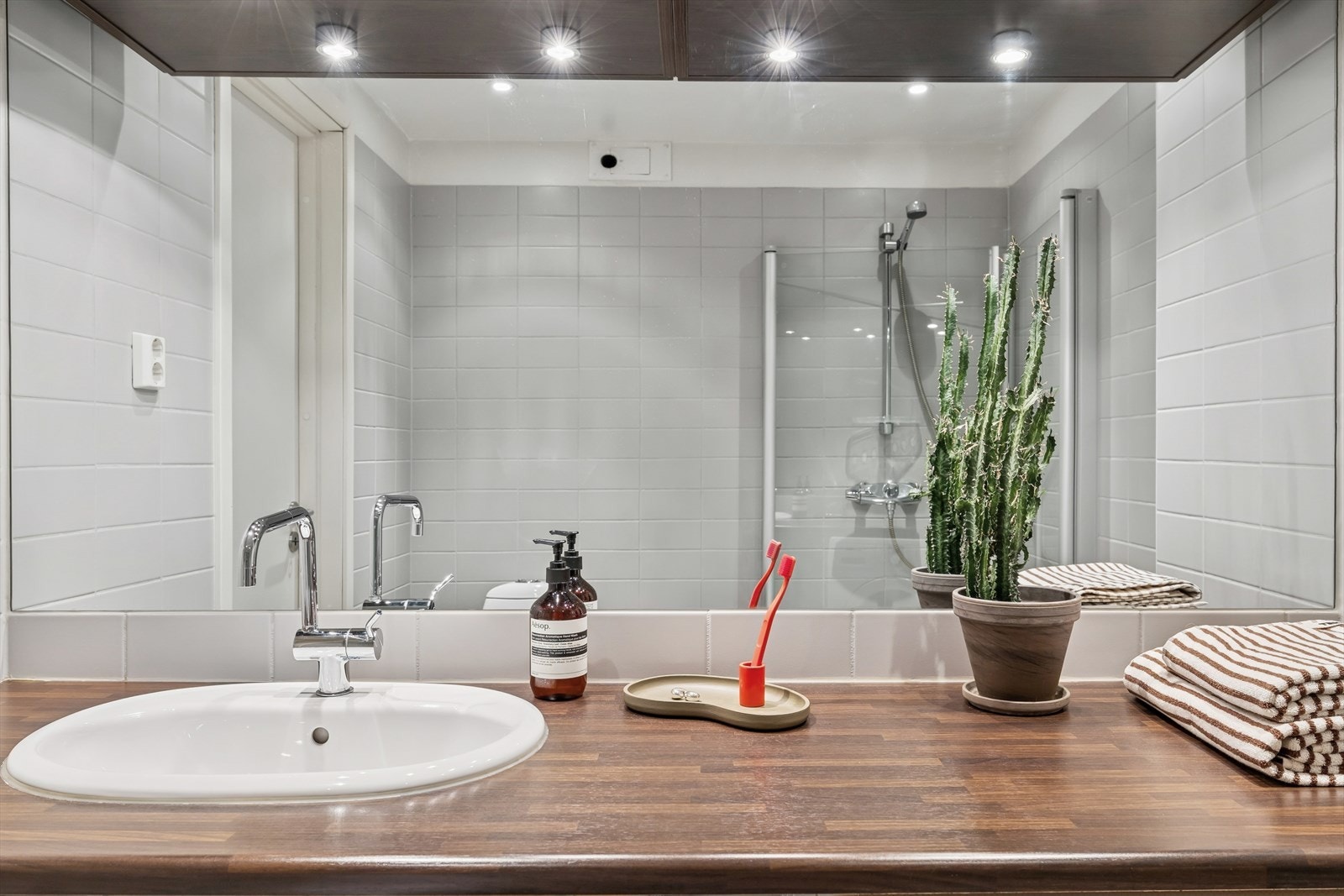 Innfliset speil med overlys. Galleribilde