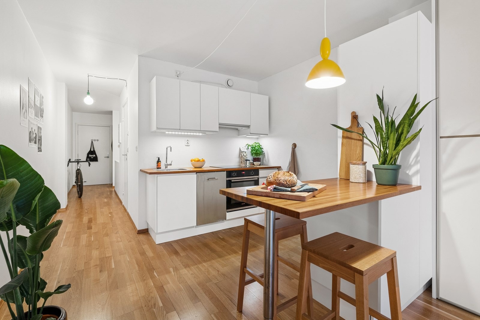 Innbydende kjøkken med integrert spisebenk. Galleribilde