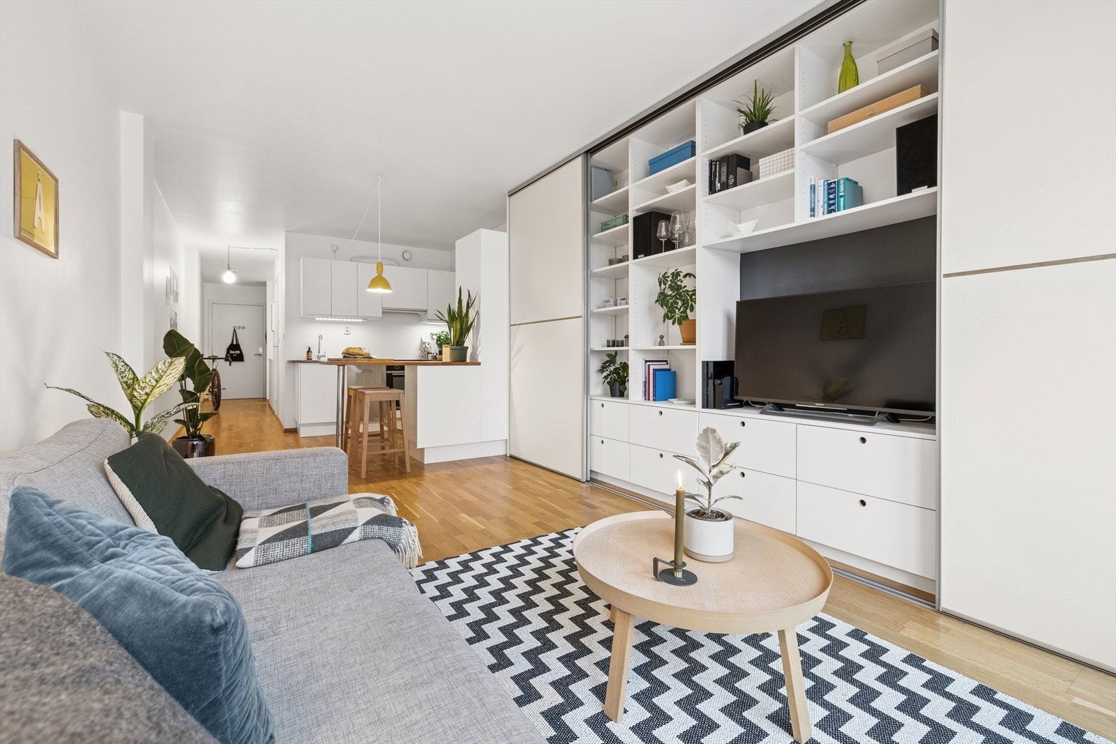 Åpen stue- og kjøkkenløsning som skaper en hyggelig og sosial atmosfære. Galleribilde