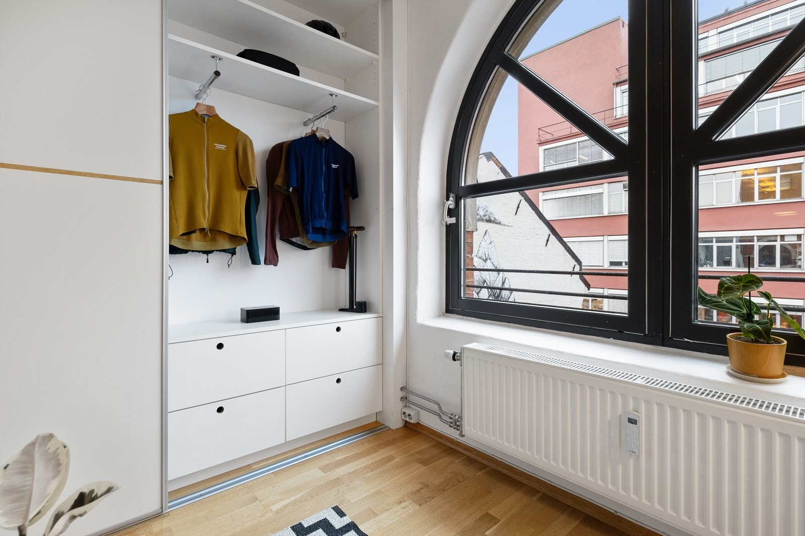 Garderobeløsning med god oppbevaringsplass. Galleribilde