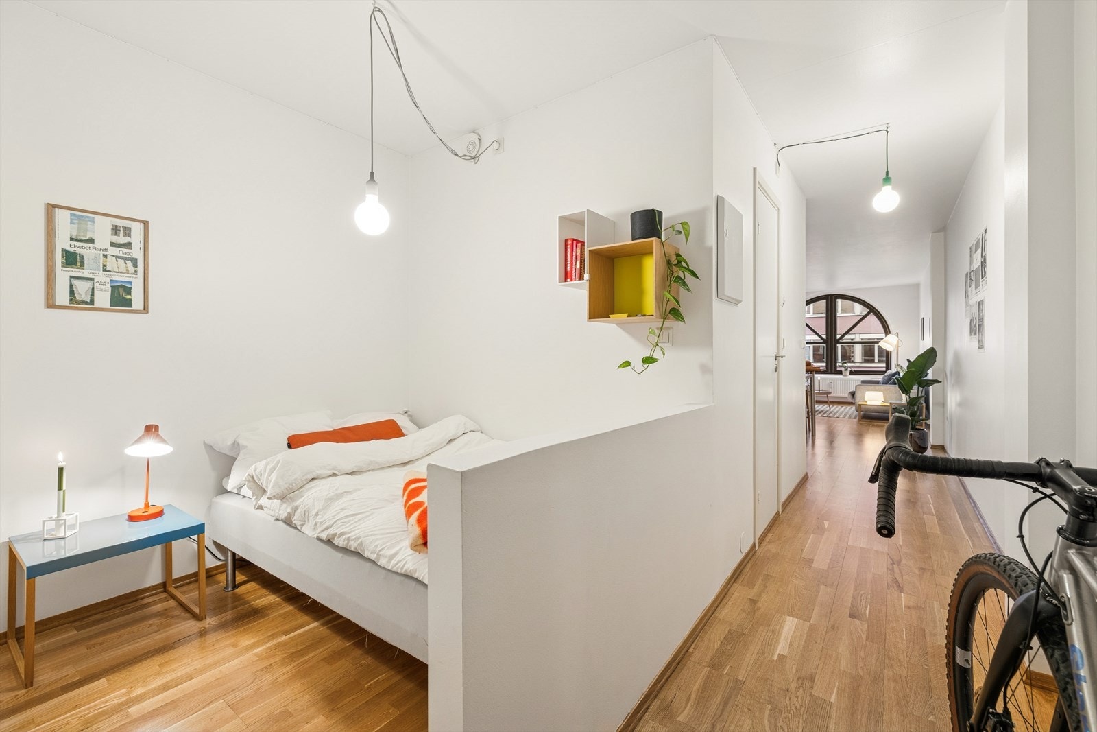 Her kommer du direkte inn til en koselig sovealkove. Det er mulig å sette opp lettvegger her for å skjerme sovealkoven. Galleribilde