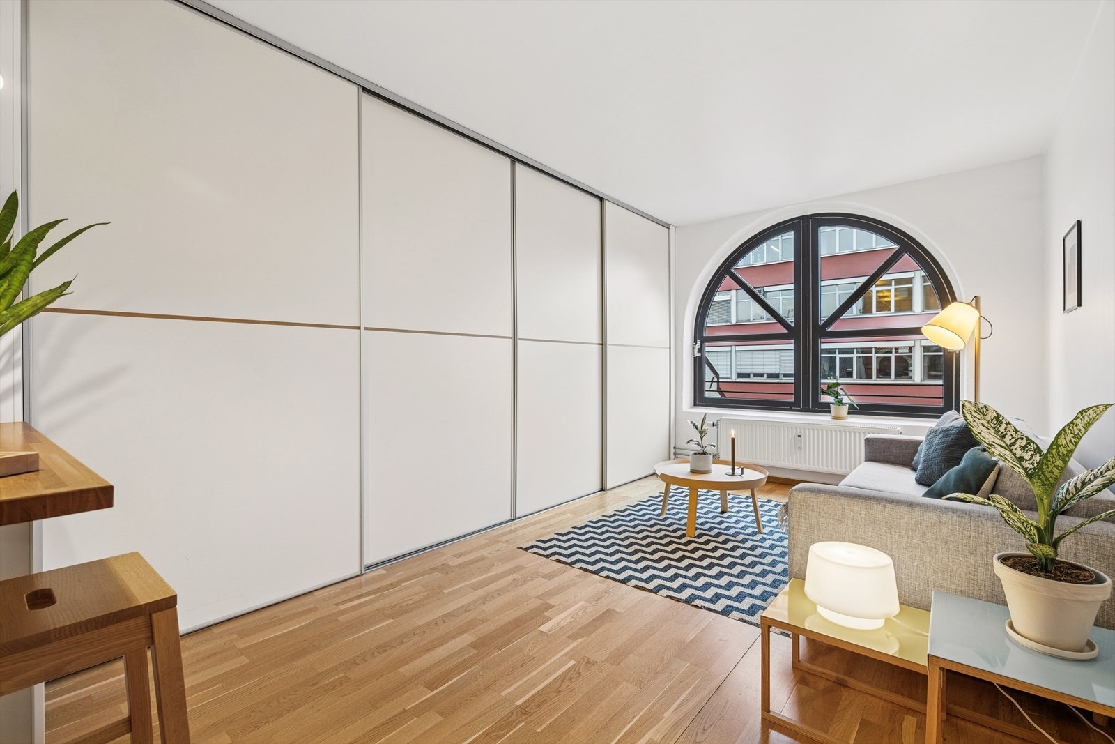 Stuen er utstyrt med praktiske skyvedører som kan skjule TV og oppbevaring, samtidig som det er god plass til sofagruppe og tilhørende møblement. Galleribilde