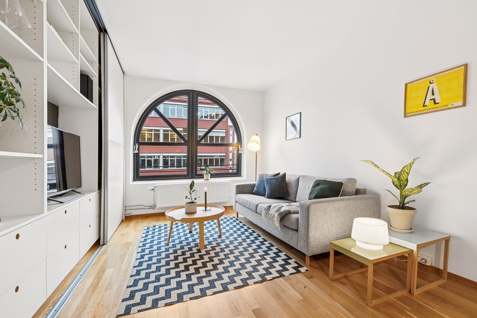 Store vinduer som slipper inn rikelig med naturlig lys. Galleribilde