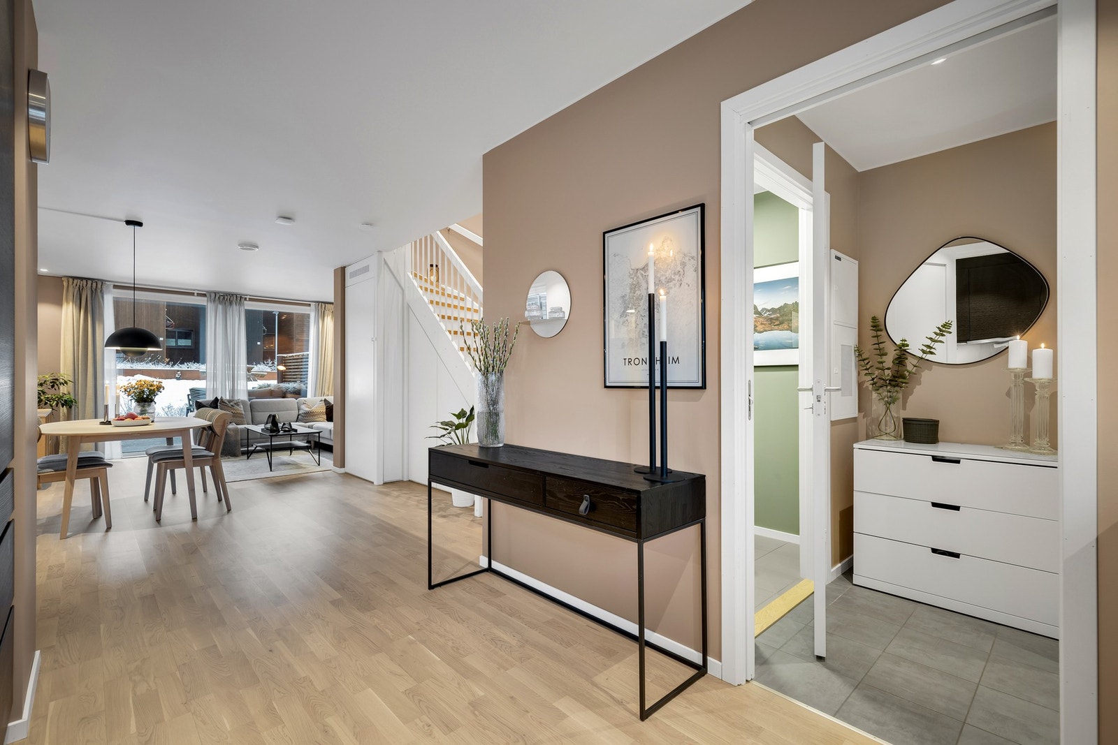 Balansert ventilasjon sørger for et sunt inneklima året rundt. Downlights i himling og listefritt rundt vinduer, terrassedører og i himling. Galleribilde