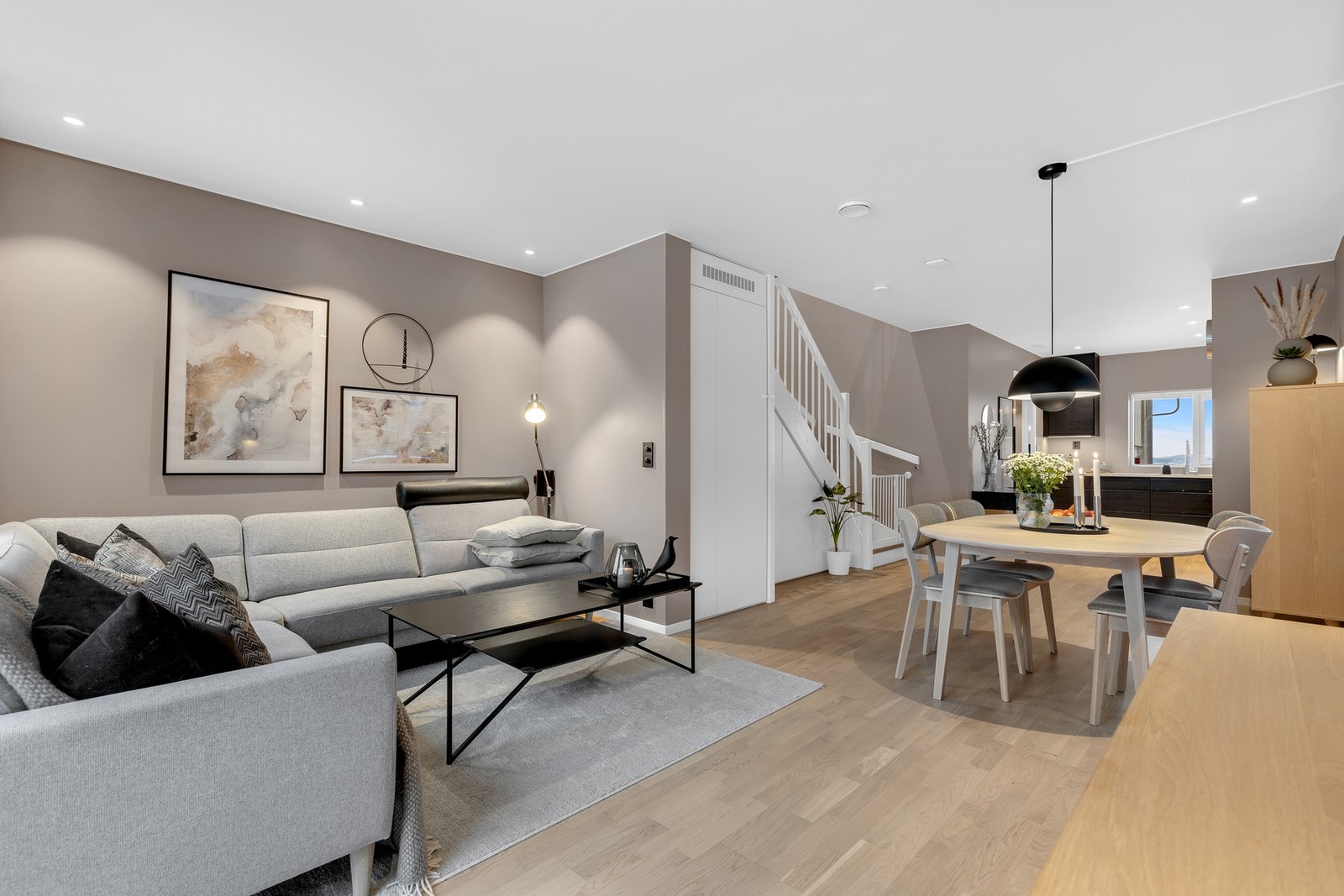 Boligen er på 96 kvm BRA fordelt på en effektiv planløsning som går over to plan. Galleribilde