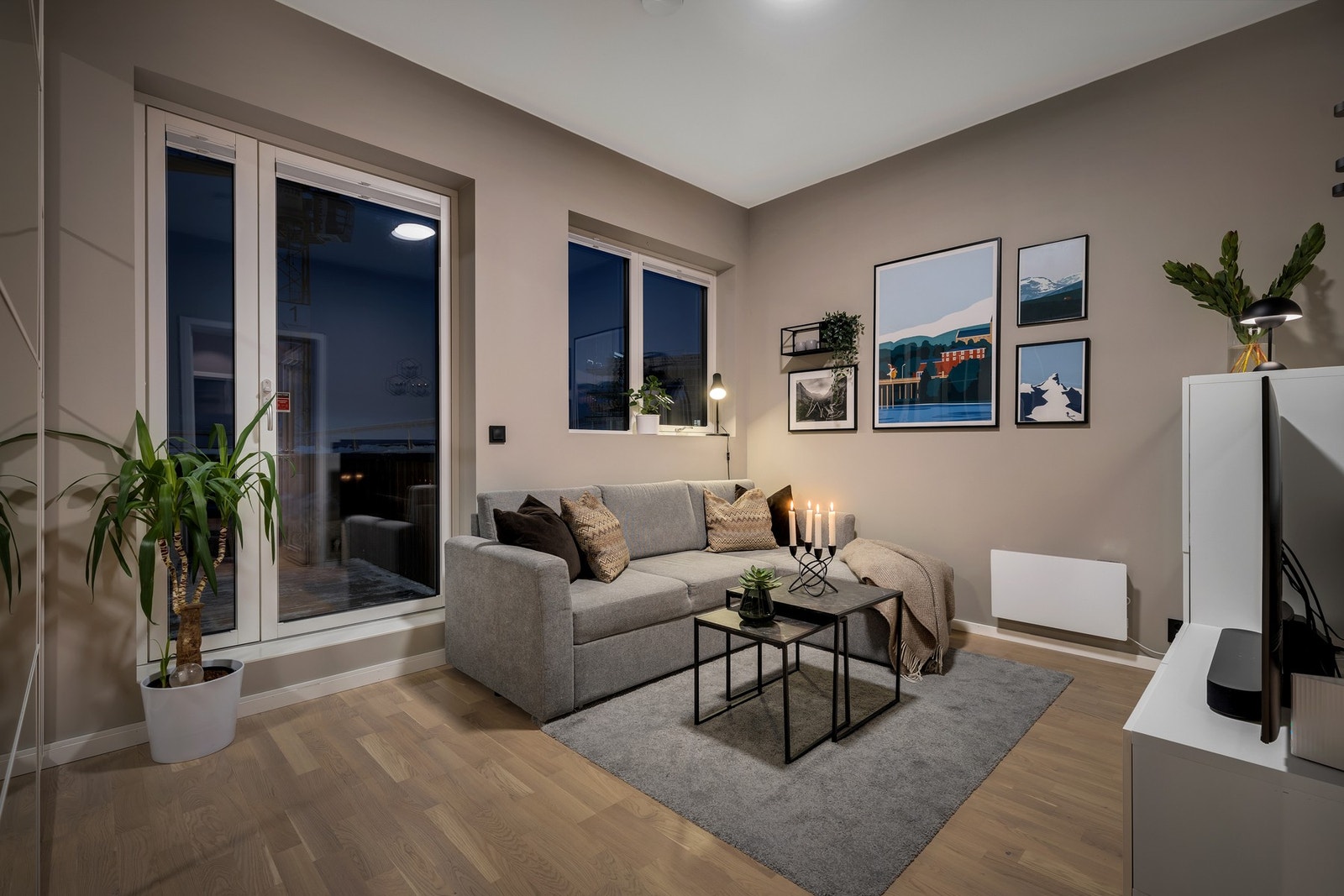 Rommet har flere bruksmuligheter, og rommer også en skyvedørsgarderobe for ekstra lagringsplass. Galleribilde