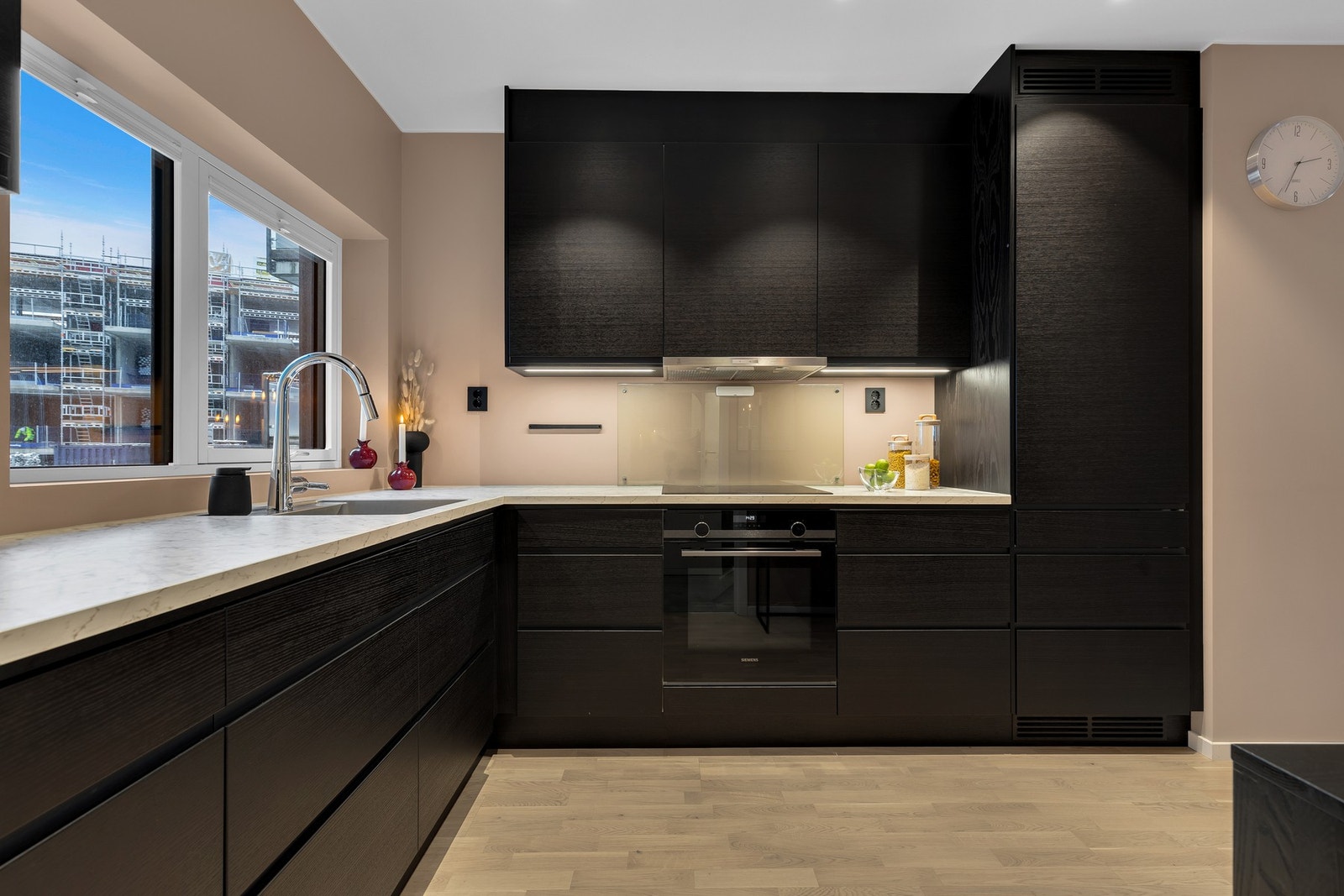 Svært lekkert og funksjonelt kjøkken med sorte eikefronter og delikat benkeplate. Galleribilde