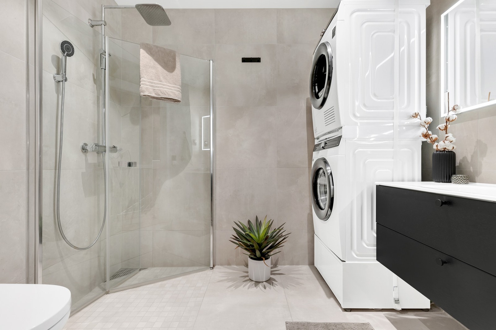 Delikat og innbydende bad med flislagte overflater og fin innredning. Galleribilde