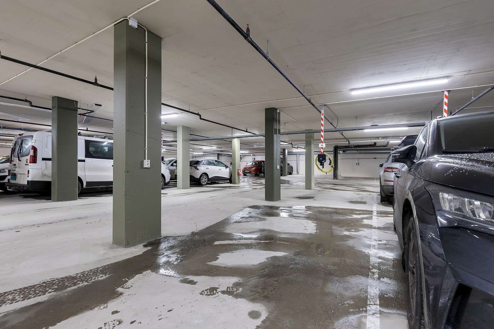 Det følger bruksrett til én parkeringsplass i felles parkeringskjeller. Galleribilde