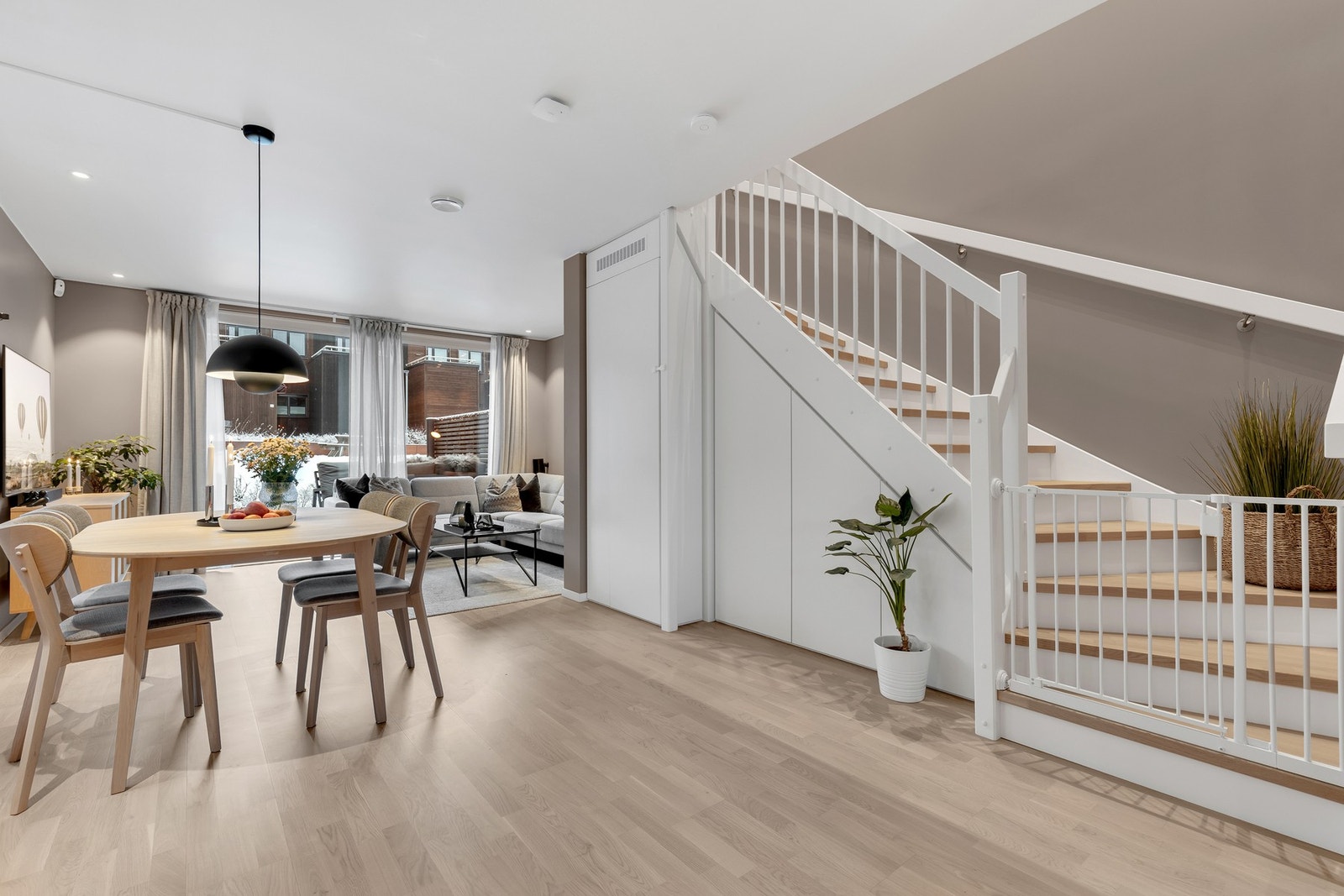 Under trappen er det en praktisk bod. Galleribilde