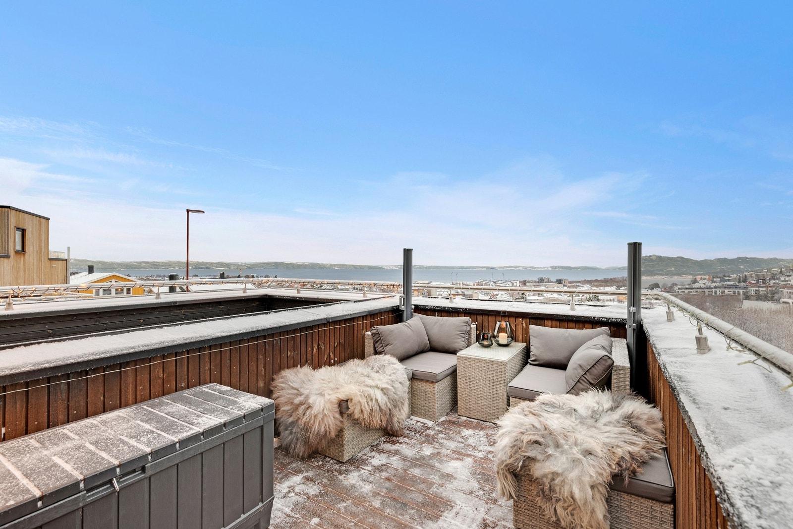 Her nyter du lang solgang, og terrassen er ypperlig for selskap på varme sommerdager. Galleribilde